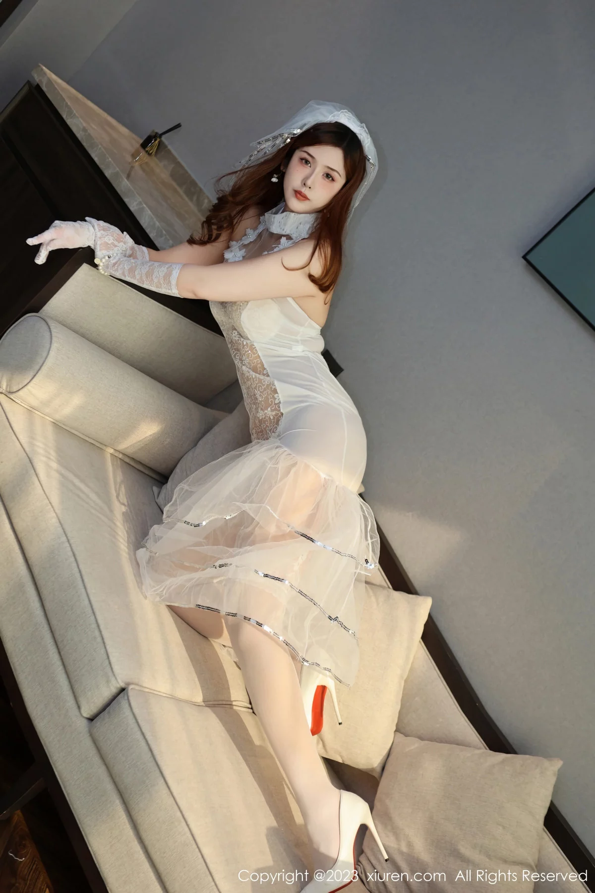 XiuRen第7834期_模特月野兔美妞性感白色婚纱服饰配白丝吊袜秀惹火身材诱惑写真75P