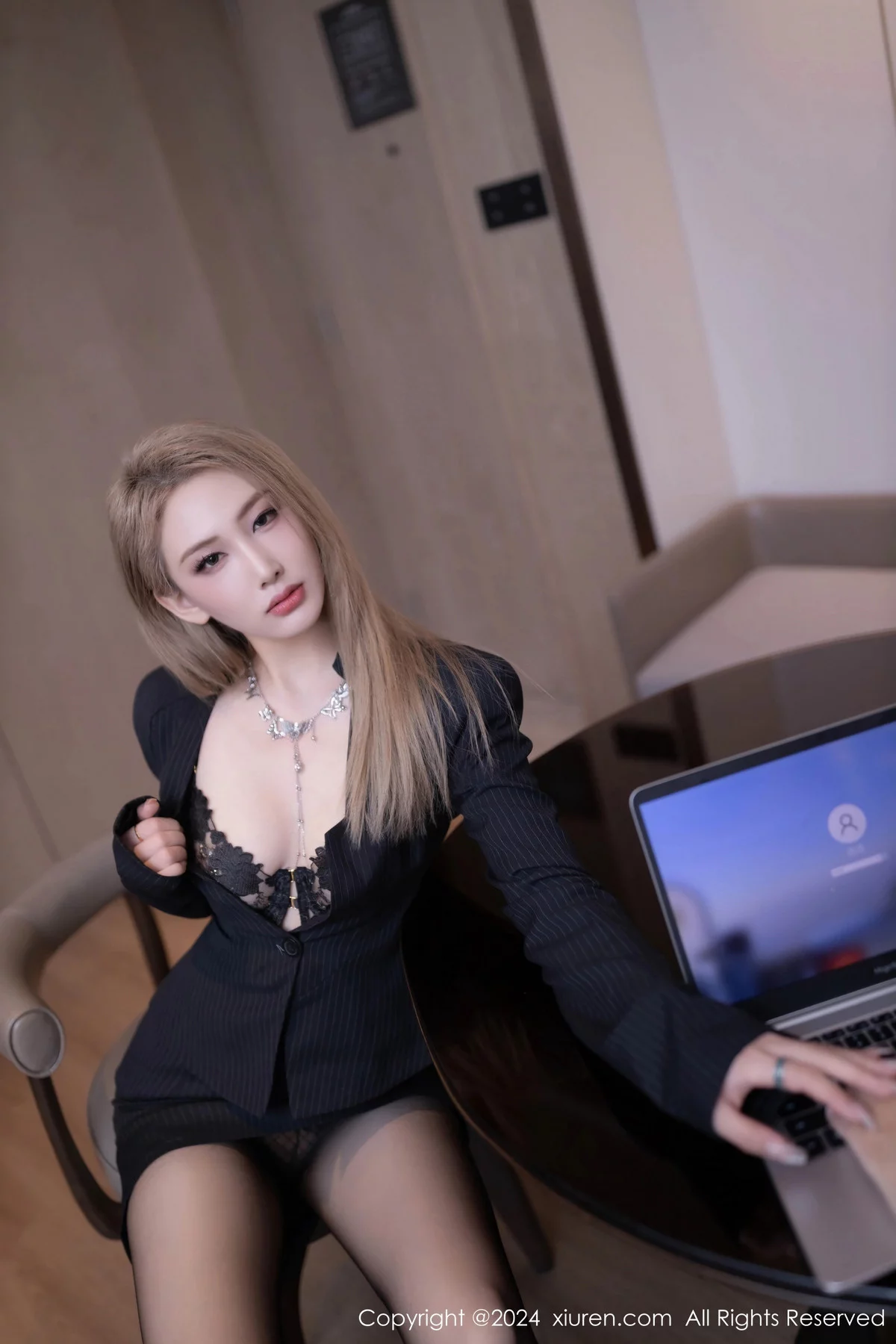 XiuRen第7936期_模特沈青黛性感深色OL服饰露黑色蕾丝内衣秀惹火身姿诱惑写真83P