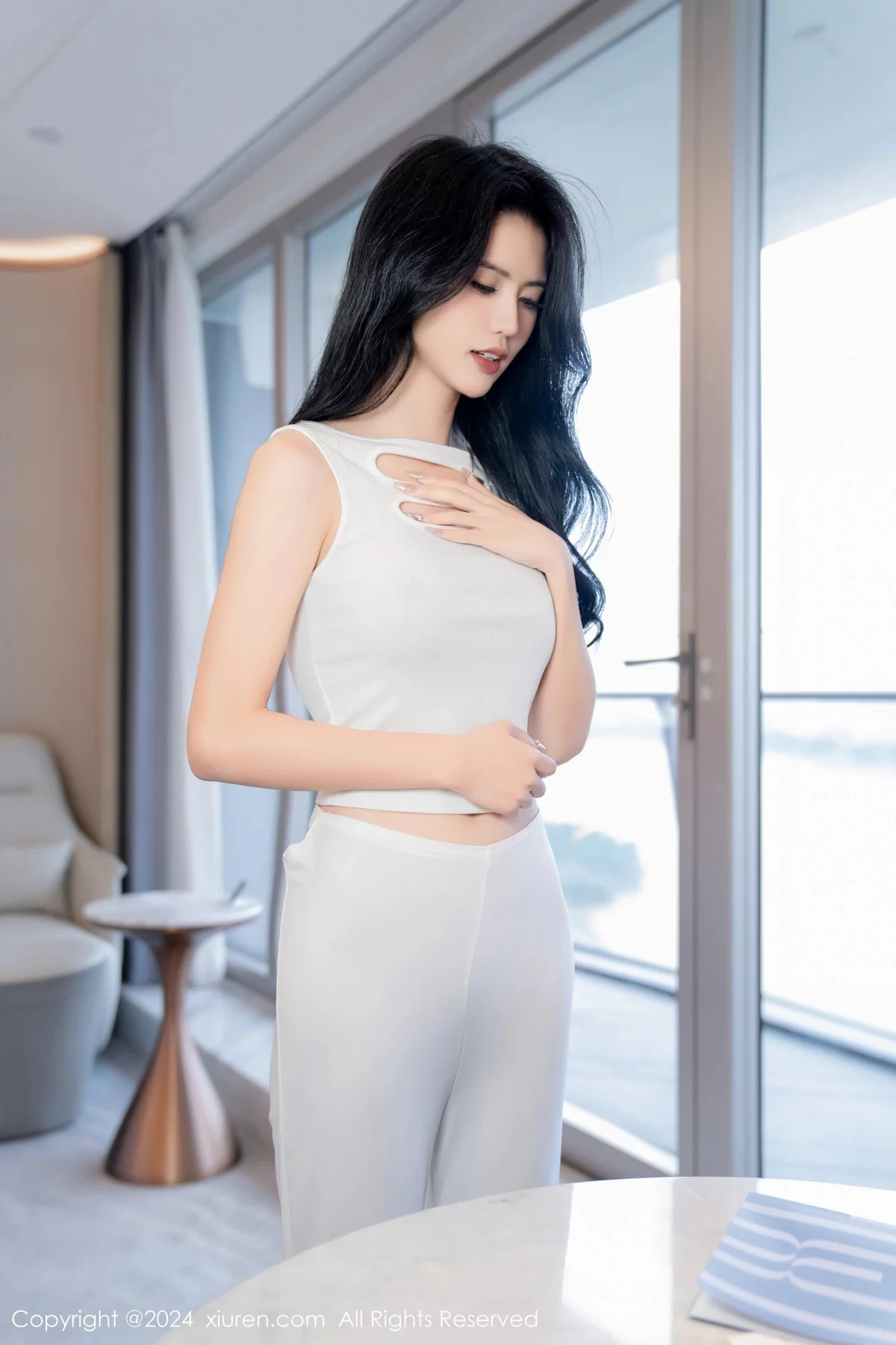 XiuRen第7937期_模特浅浅Danny性感简约白色套装露白色内衣秀曼妙身姿诱惑写真82P