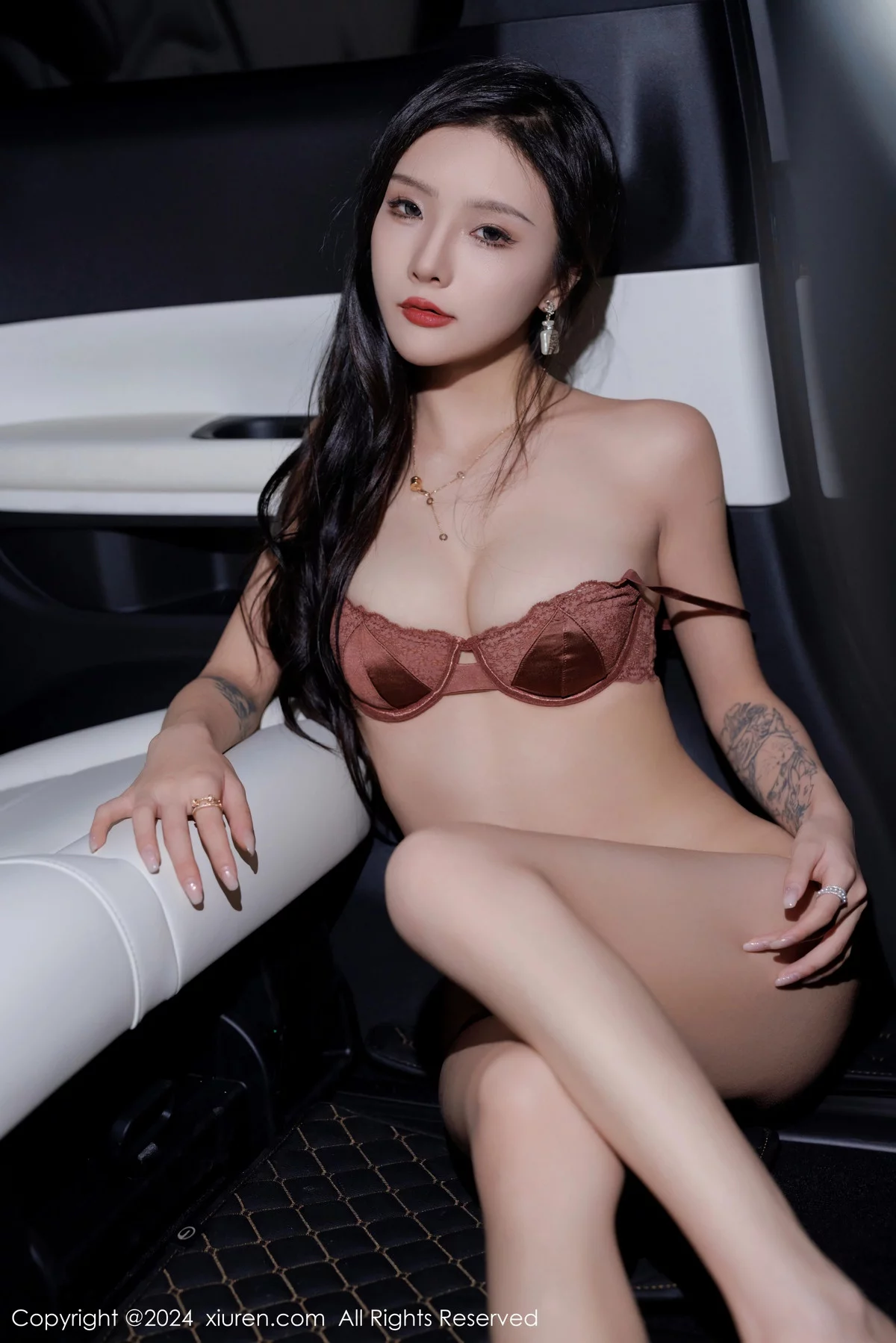 XiuRen第7942期_模特七七kiko性感黑色连衣短裙露暖色内衣配原色丝袜迷人写真50P