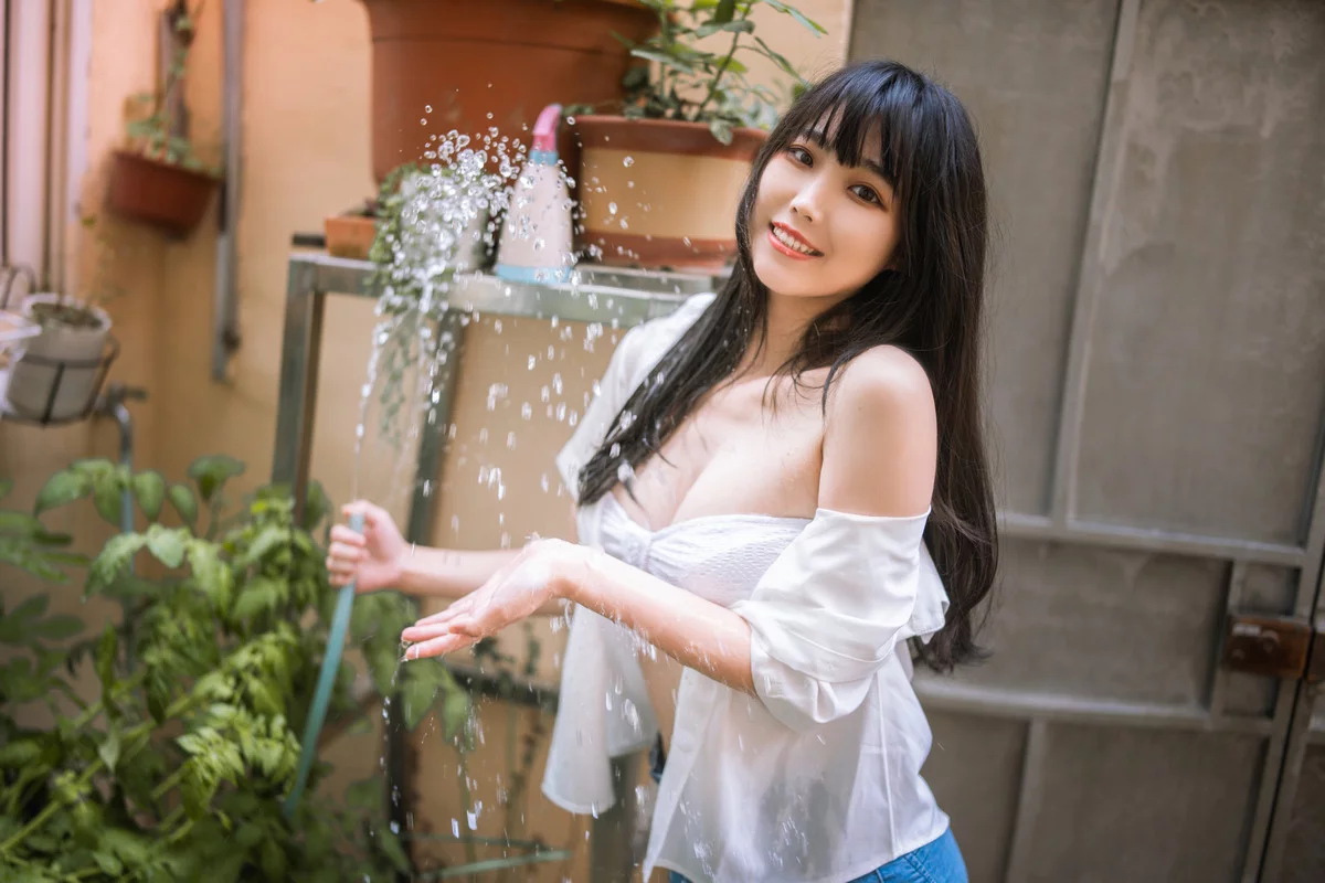 网络美女汪知子夏日小院主题性感白色短T配牛仔短裤露白色内衣秀完美身材诱惑写真33P