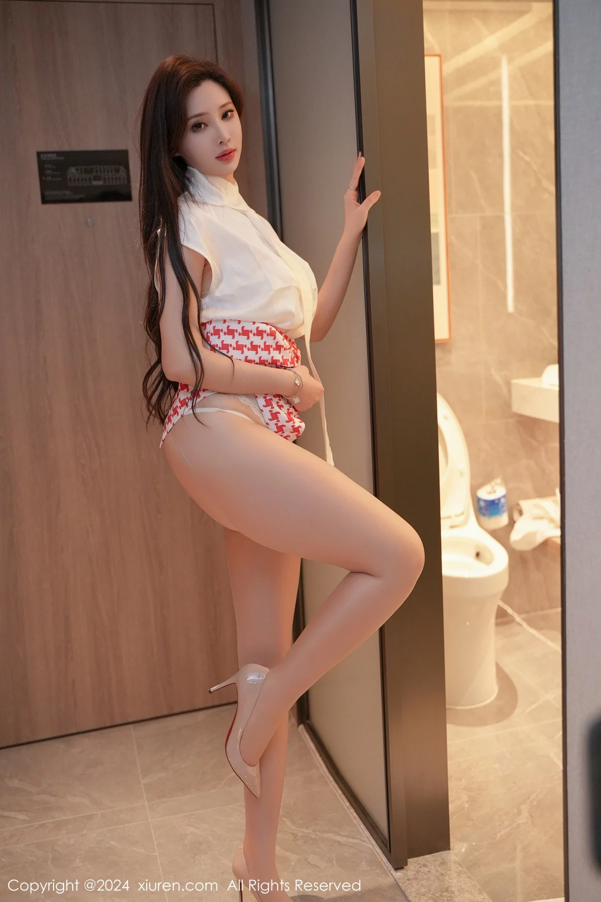 XiuRen第7944期_女神Carol周妍希性感长裙露淡黄色蕾丝内衣配开档肉丝诱惑写真66P