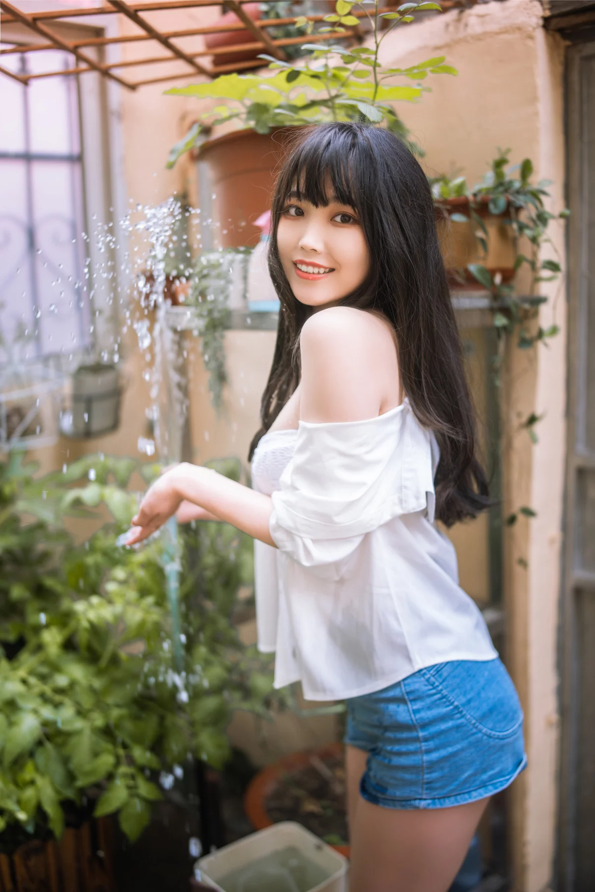 网络美女汪知子夏日小院主题性感白色短T配牛仔短裤露白色内衣秀完美身材诱惑写真33P