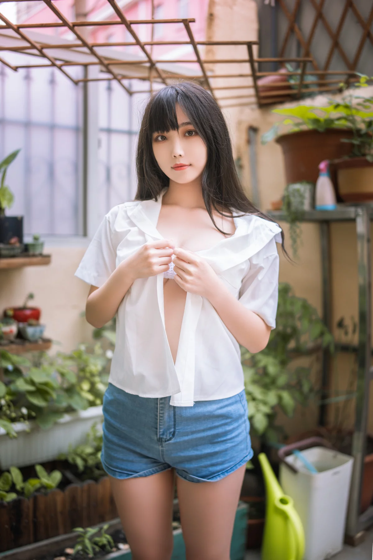 网络美女汪知子夏日小院主题性感白色短T配牛仔短裤露白色内衣秀完美身材诱惑写真33P