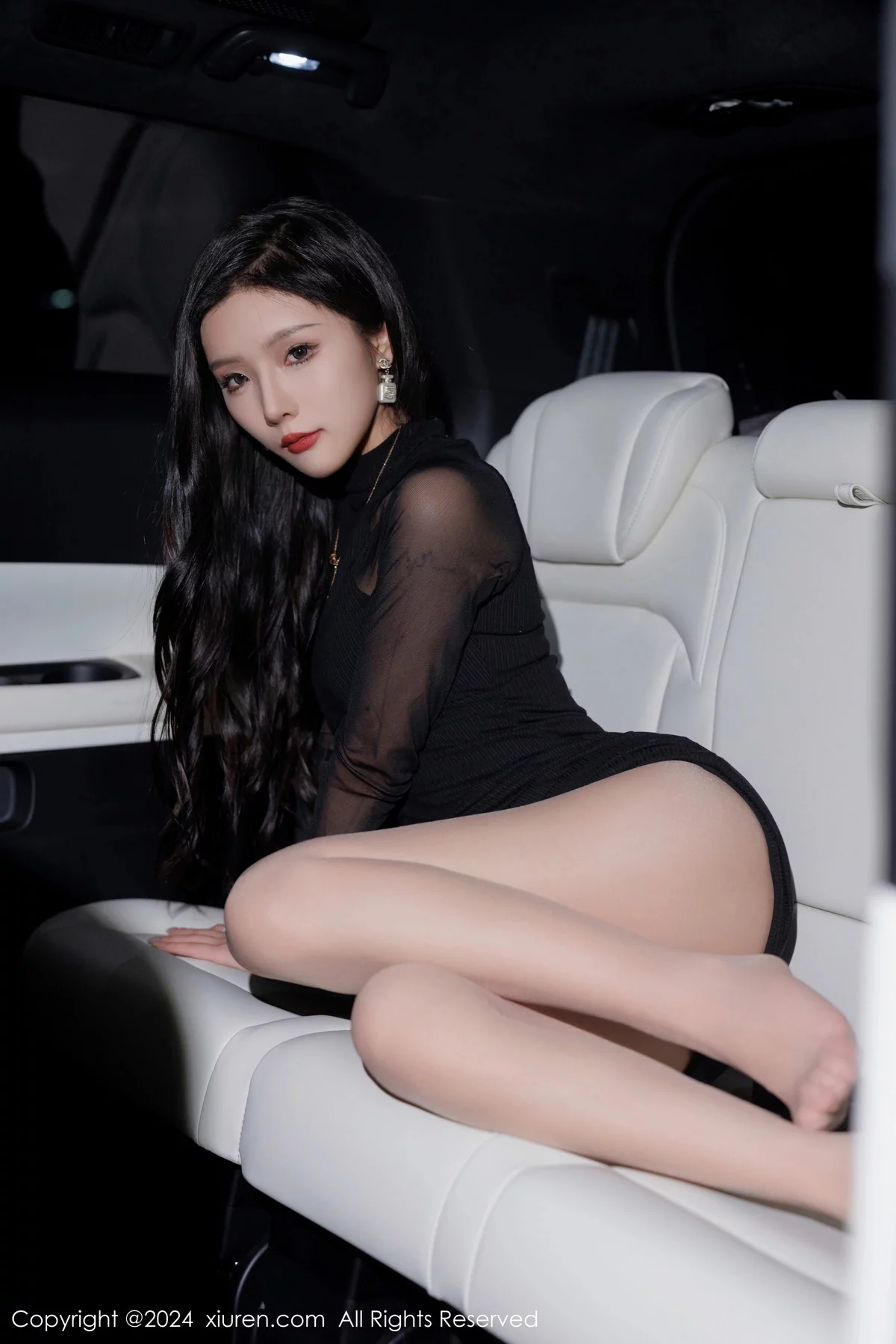 XiuRen第7942期_模特七七kiko性感黑色连衣短裙露暖色内衣配原色丝袜迷人写真50P