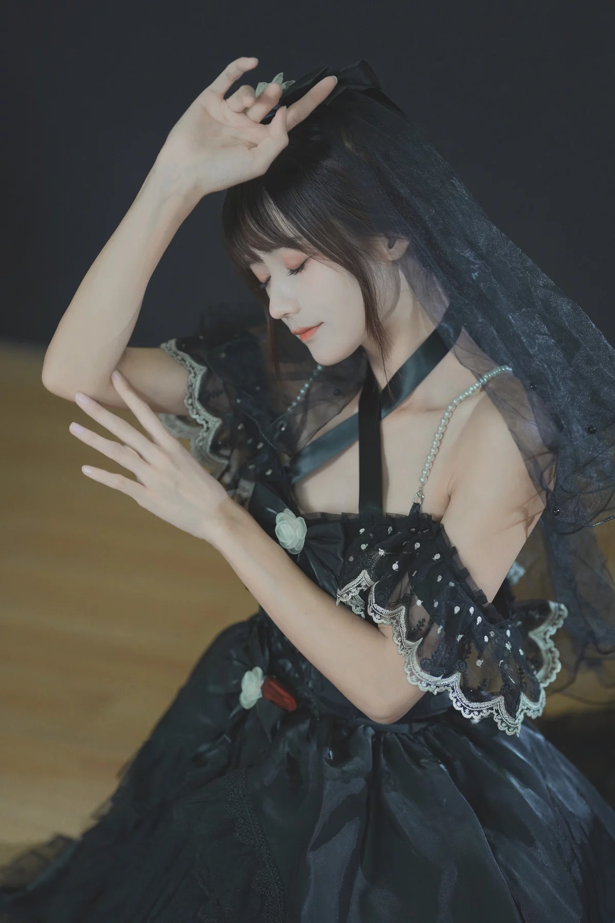 Coser美女兔子Zzz不吃胡萝卜契约十字主题性感黑色婚纱礼裙秀白嫩肌肤迷人写真27P