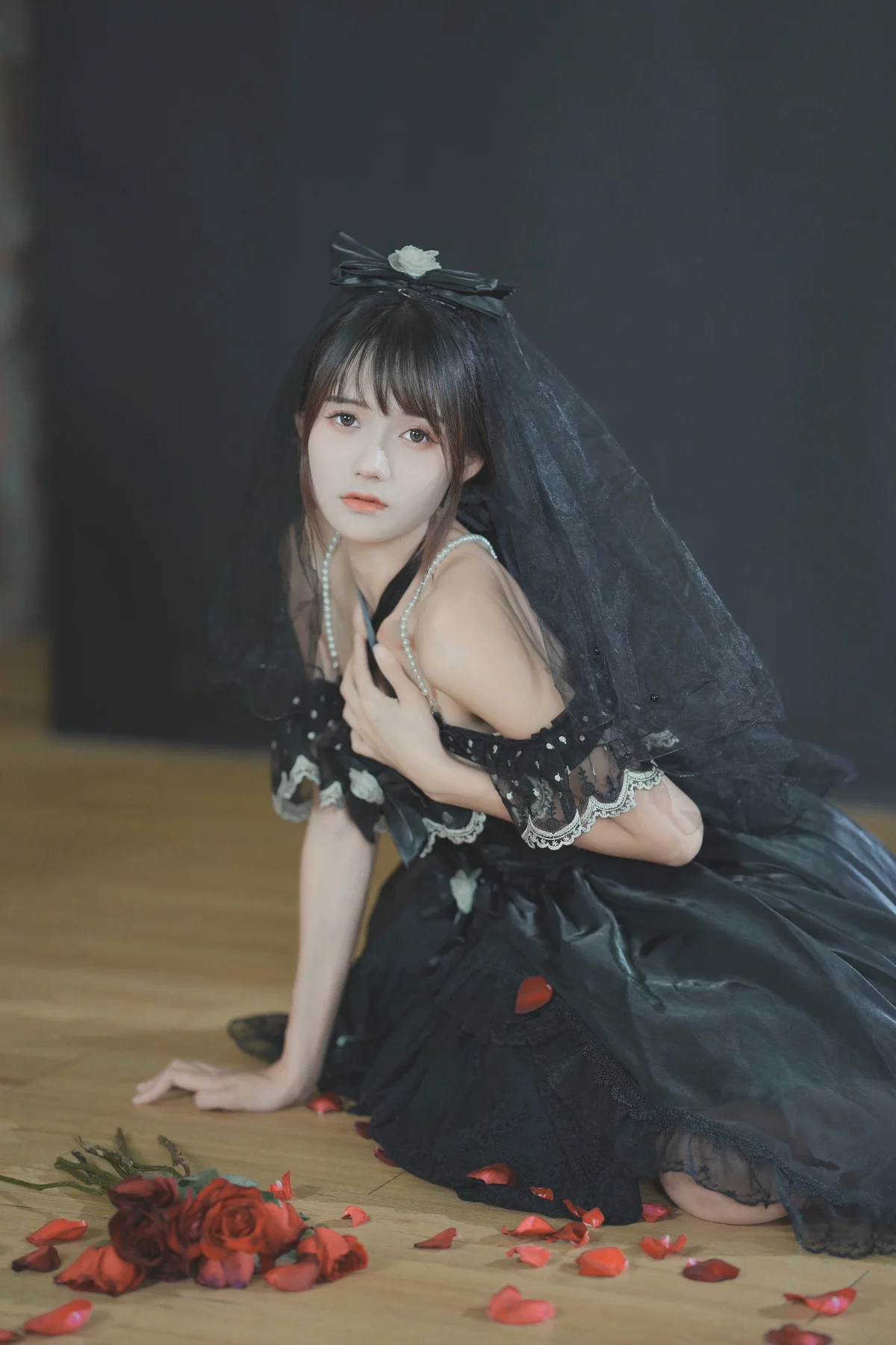 Coser美女兔子Zzz不吃胡萝卜契约十字主题性感黑色婚纱礼裙秀白嫩肌肤迷人写真27P