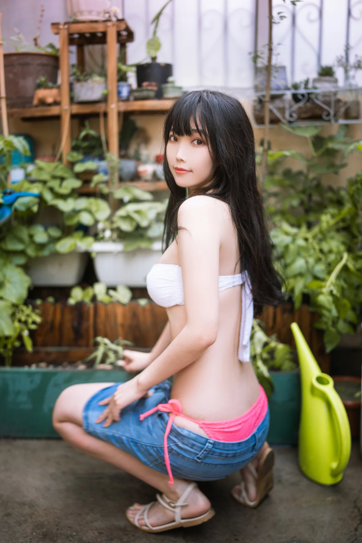 网络美女汪知子夏日小院主题性感白色短T配牛仔短裤露白色内衣秀完美身材诱惑写真33P