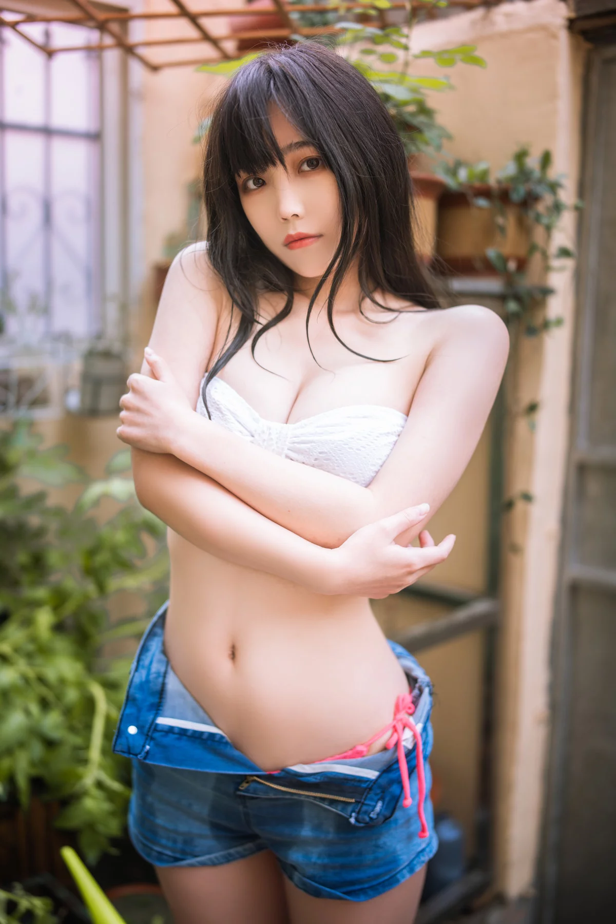 网络美女汪知子夏日小院主题性感白色短T配牛仔短裤露白色内衣秀完美身材诱惑写真33P