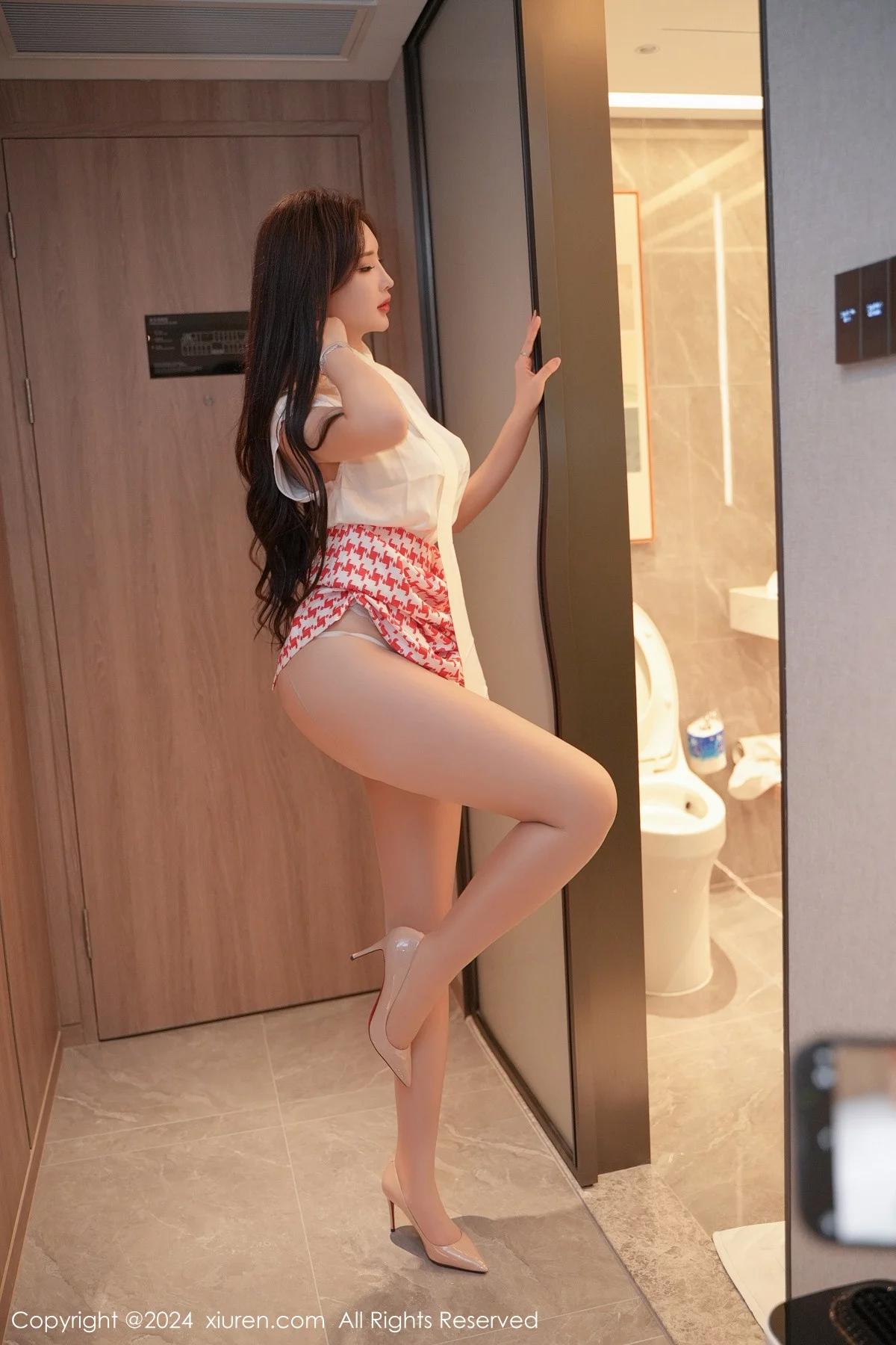 XiuRen第7944期_女神Carol周妍希性感长裙露淡黄色蕾丝内衣配开档肉丝诱惑写真66P