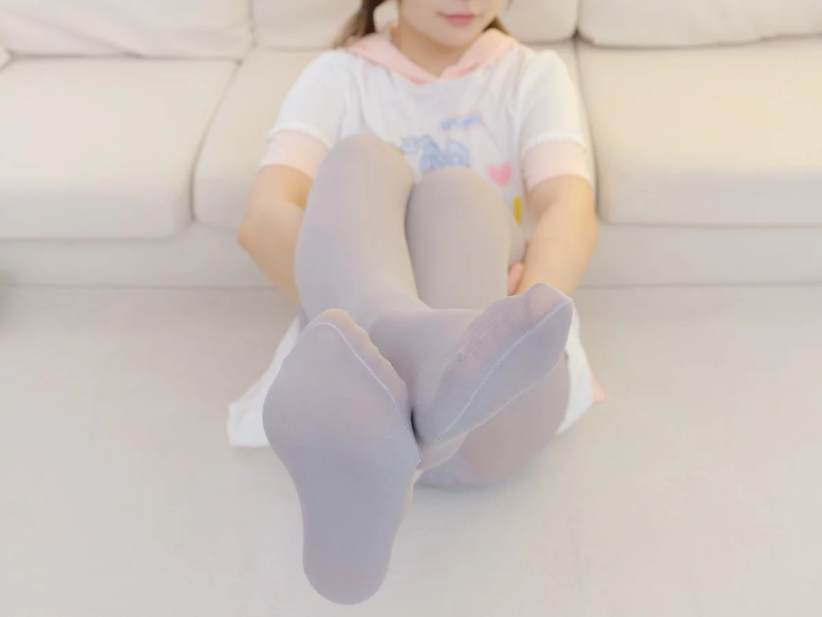 萝莉写真机构森萝财团Sia试拍主题私房多套性感服饰配超薄无内灰丝秀翘臀诱惑写真148P