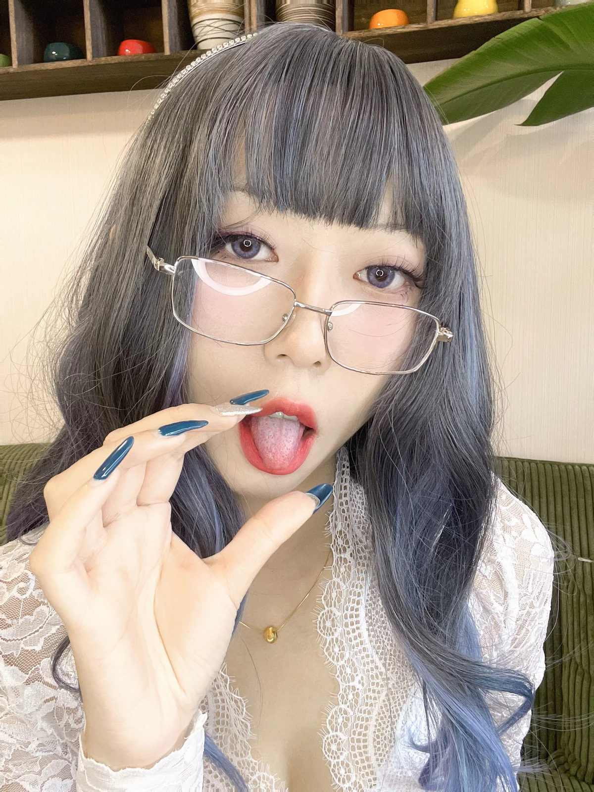 动漫博主Money冷冷白蕾丝长裙主题性感白色薄纱礼裙配白丝袜秀翘臀美腿诱惑写真73P