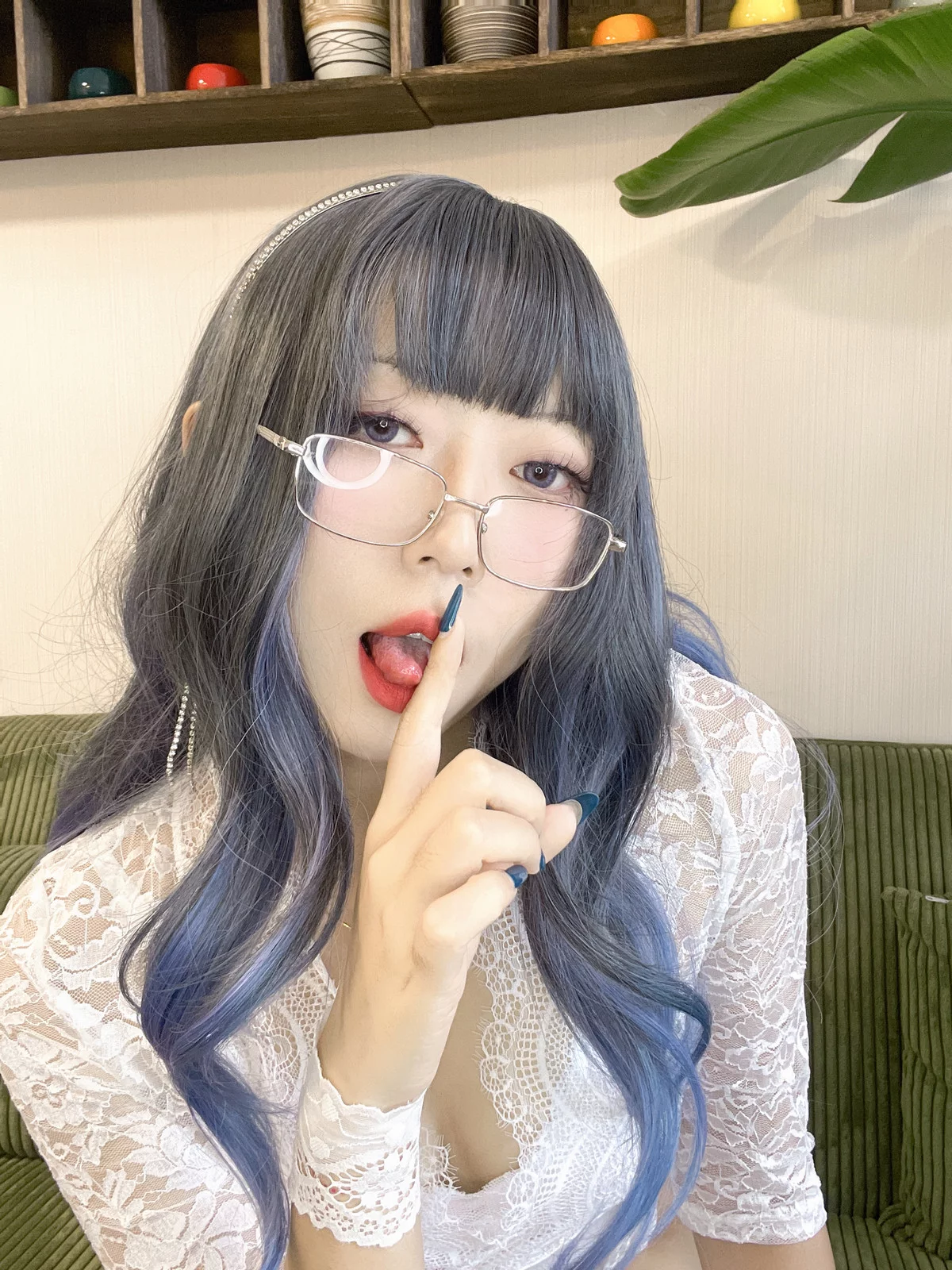 动漫博主Money冷冷白蕾丝长裙主题性感白色薄纱礼裙配白丝袜秀翘臀美腿诱惑写真73P