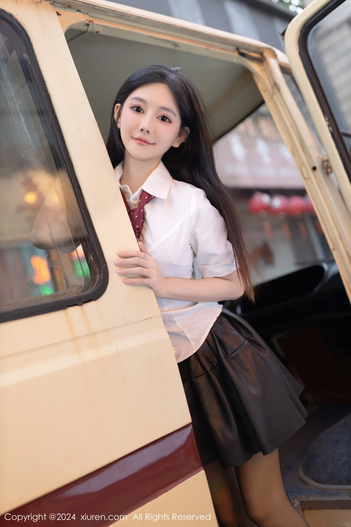 XiuRen第7957期_模特幼幼性感学妹装扮红色蕾丝内衣配破烂黑丝秀美腿诱惑写真80P