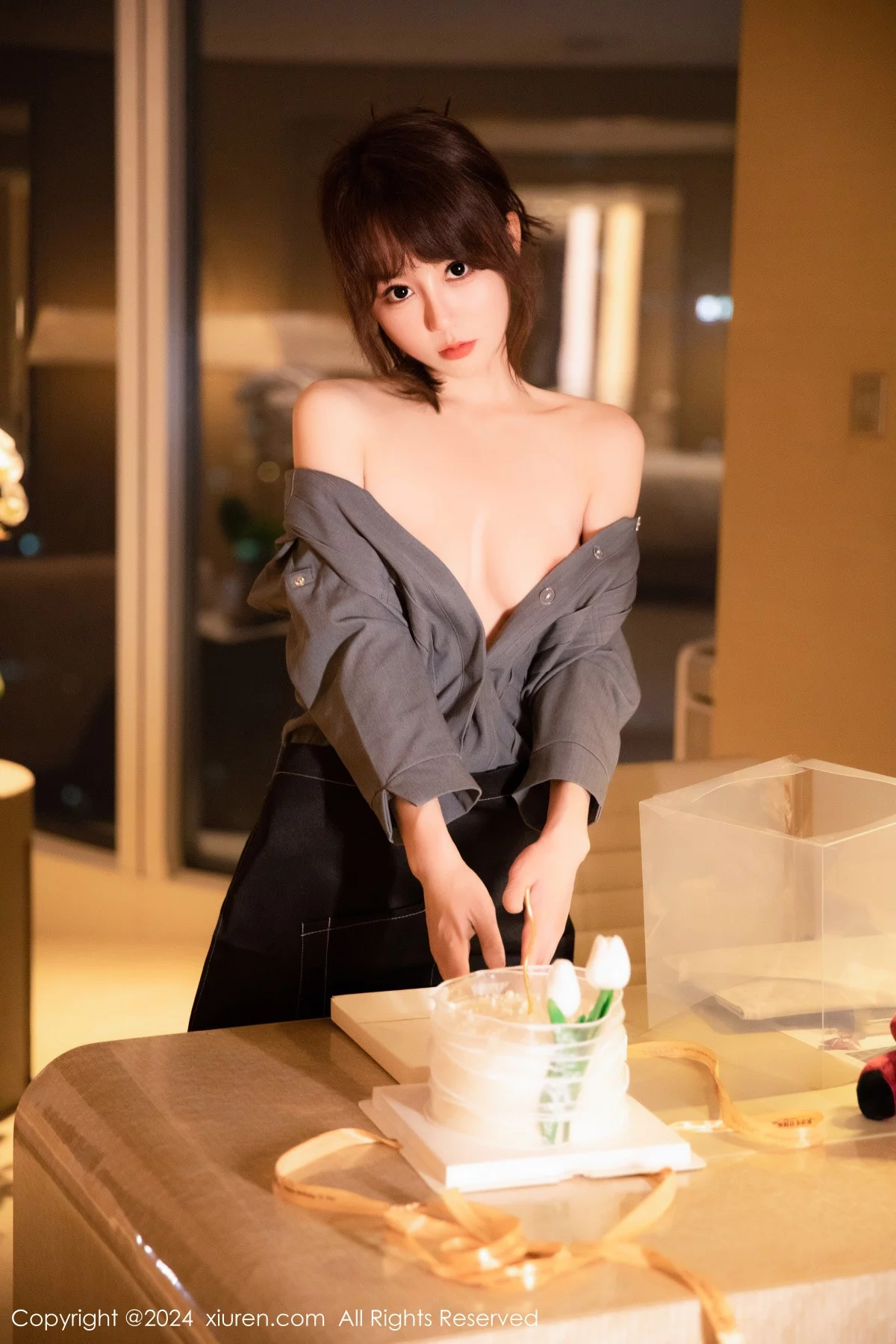 XiuRen第7953期_模特金tiao性感灰色上衣配黑短裙露超薄黑丝秀曼妙身姿诱惑写真74P