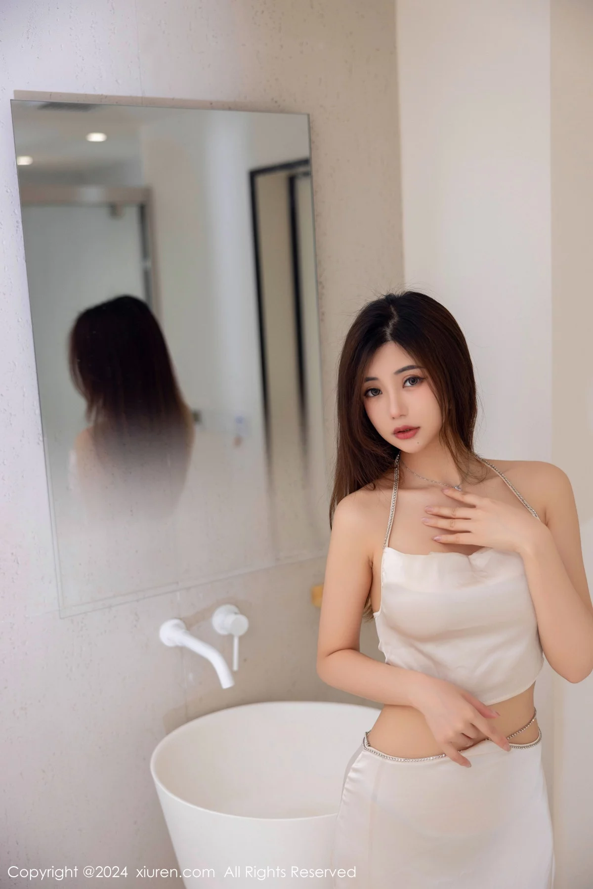 XiuRen第7951期_女神绮里嘉ula私房浴室白色吊带长裙+红色吊带短裙迷人诱惑写真85P
