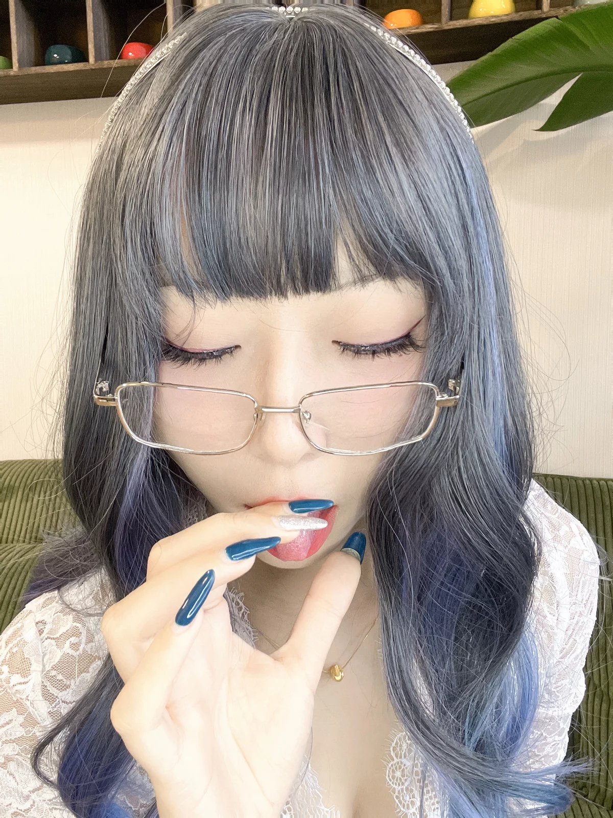 动漫博主Money冷冷白蕾丝长裙主题性感白色薄纱礼裙配白丝袜秀翘臀美腿诱惑写真73P