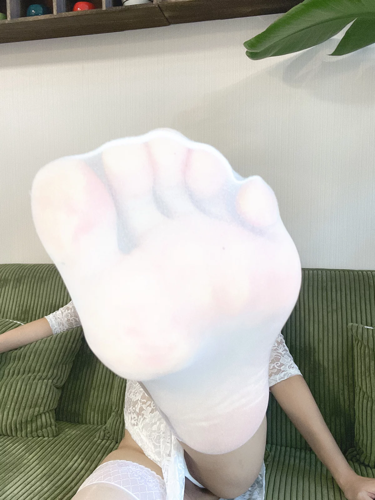 动漫博主Money冷冷白蕾丝长裙主题性感白色薄纱礼裙配白丝袜秀翘臀美腿诱惑写真73P