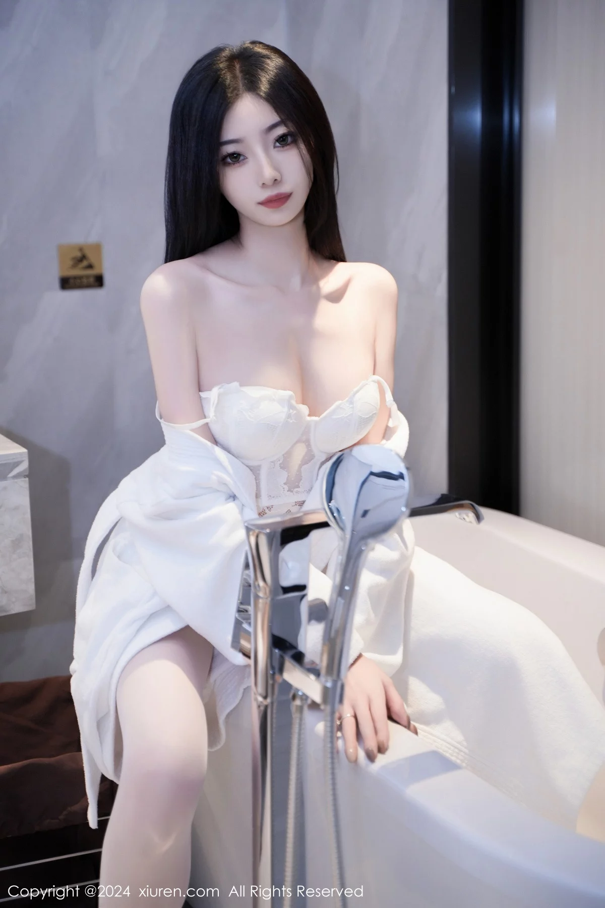 XiuRen第7960期_模特安琪Yee白色睡袍露性感白色蕾丝情趣内衣秀丰腴身材诱惑写真64P