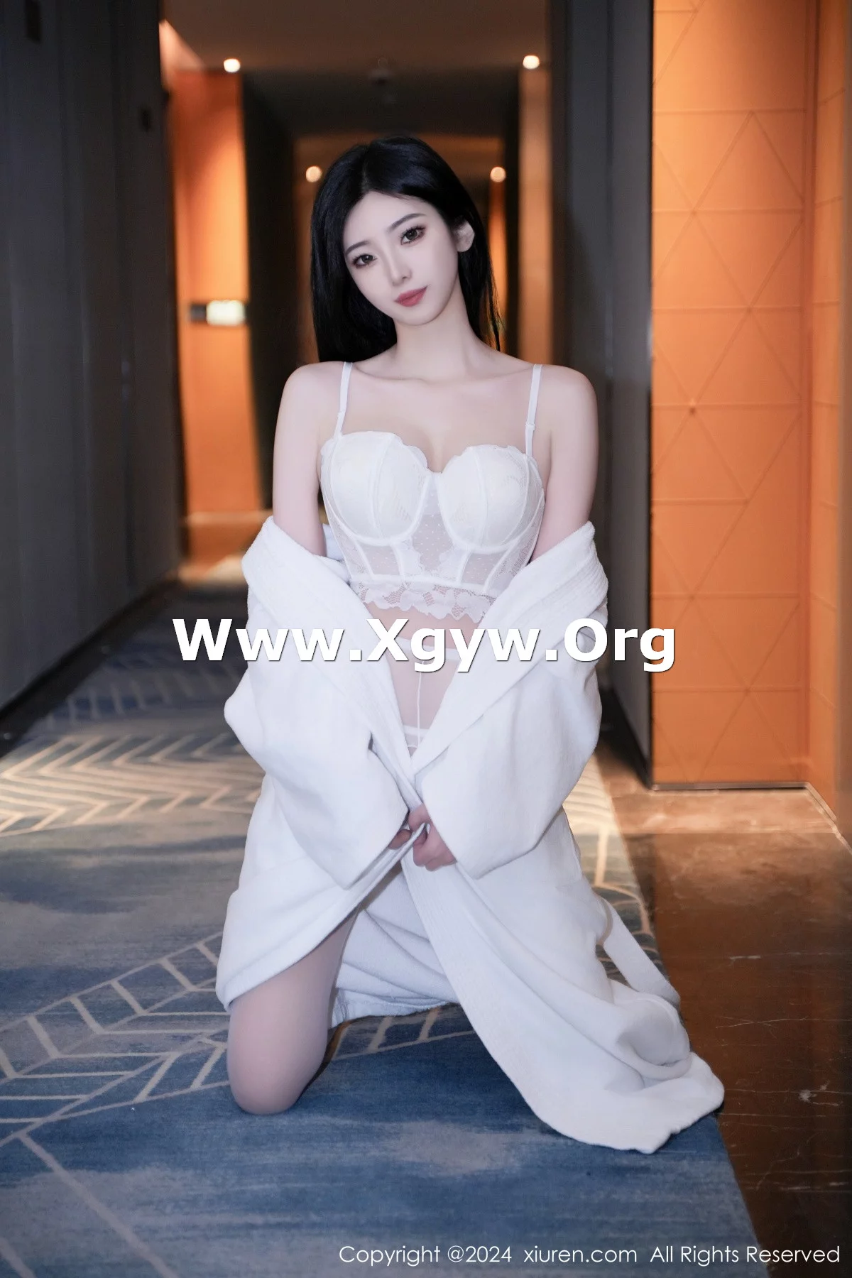 XiuRen第7960期_模特安琪Yee白色睡袍露性感白色蕾丝情趣内衣秀丰腴身材诱惑写真64P