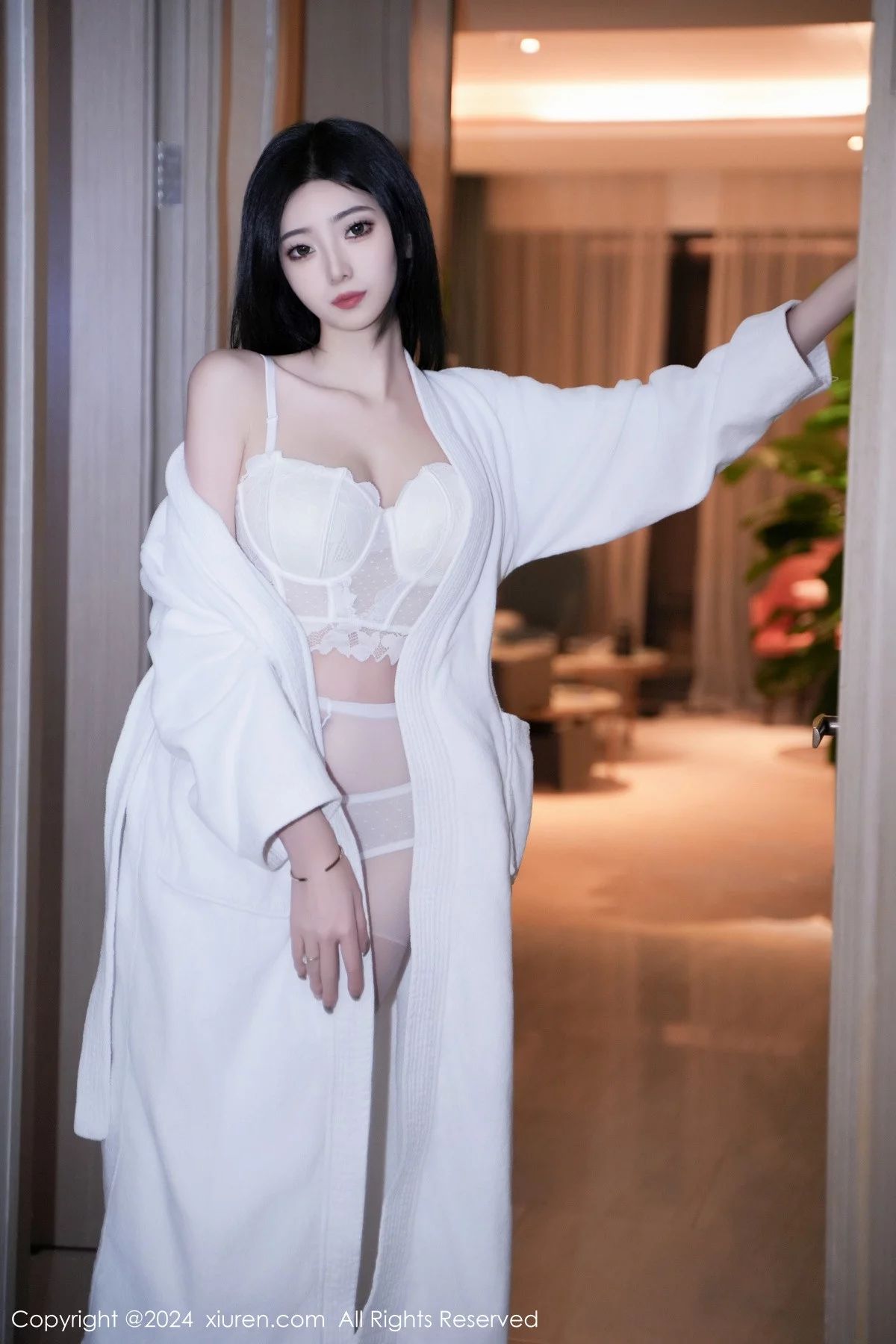 XiuRen第7960期_模特安琪Yee白色睡袍露性感白色蕾丝情趣内衣秀丰腴身材诱惑写真64P