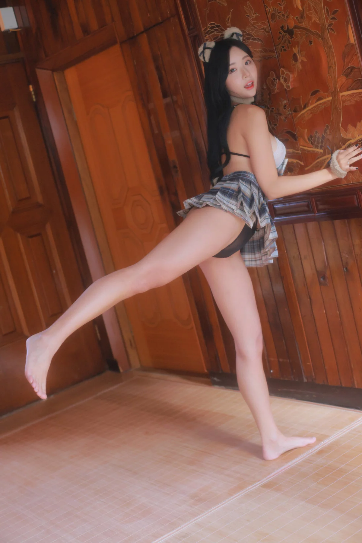 韩国美女模特Habin内衣和视频02主题性感白色蕾丝内衣配JK短裙秀丰满身材诱惑写真71P