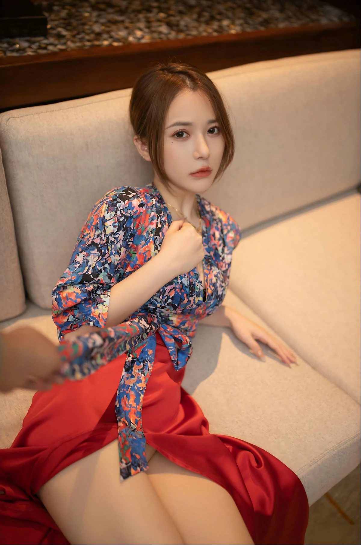 秀人模特鱼子酱蜜甜果原版主题性感花色上衣配红色高开长裙秀曼妙身姿诱惑写真116P
