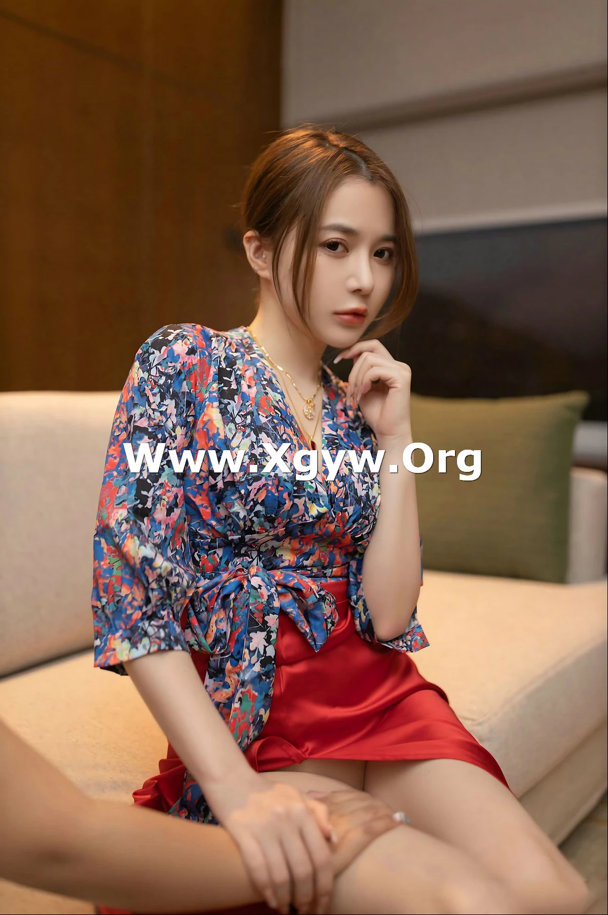 秀人模特鱼子酱蜜甜果原版主题性感花色上衣配红色高开长裙秀曼妙身姿诱惑写真116P