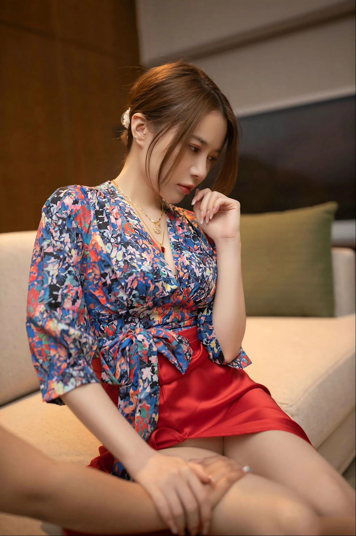 秀人模特鱼子酱蜜甜果原版主题性感花色上衣配红色高开长裙秀曼妙身姿诱惑写真116P