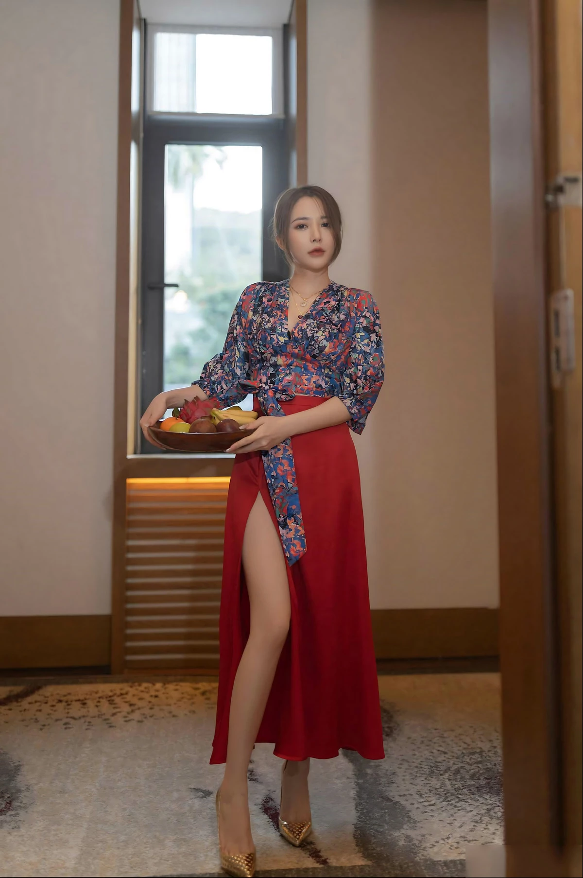秀人模特鱼子酱蜜甜果原版主题性感花色上衣配红色高开长裙秀曼妙身姿诱惑写真116P