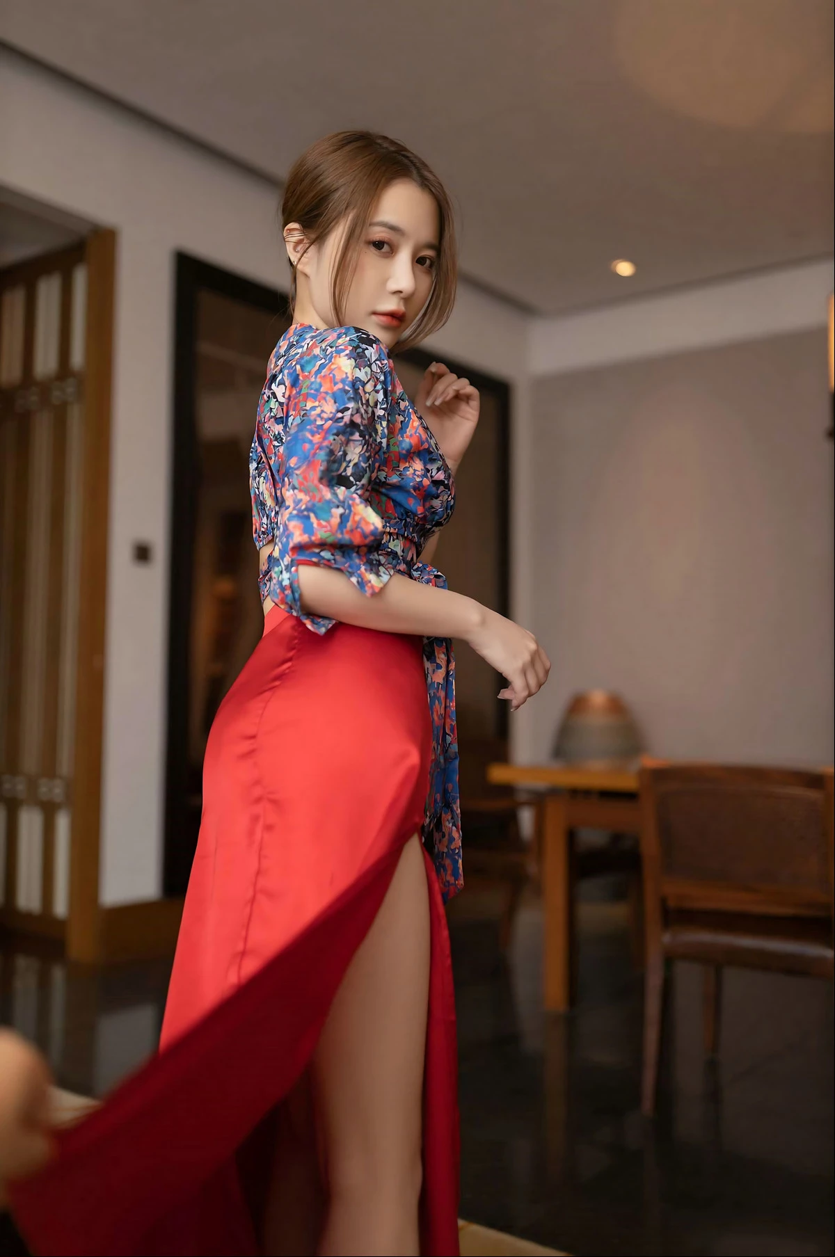 秀人模特鱼子酱蜜甜果原版主题性感花色上衣配红色高开长裙秀曼妙身姿诱惑写真116P