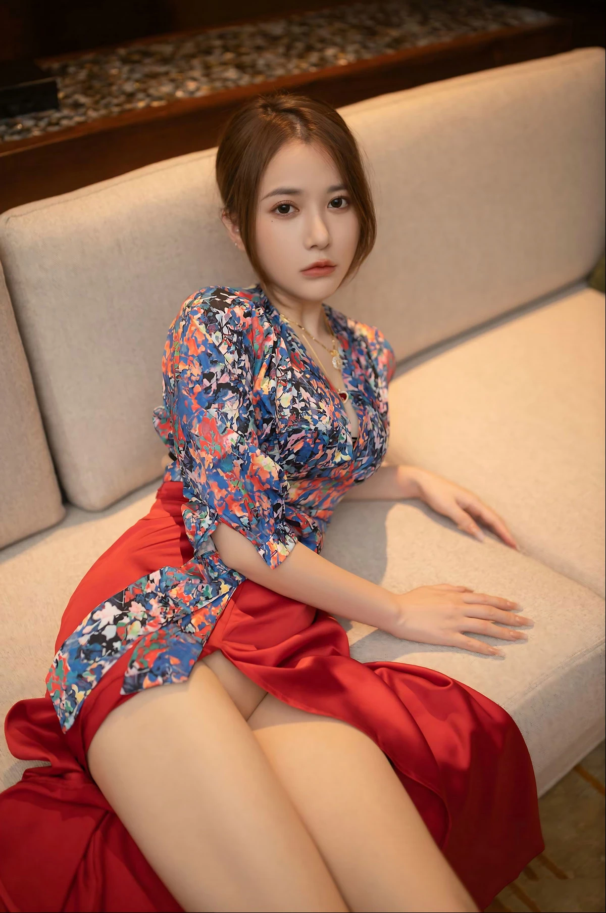 秀人模特鱼子酱蜜甜果原版主题性感花色上衣配红色高开长裙秀曼妙身姿诱惑写真116P