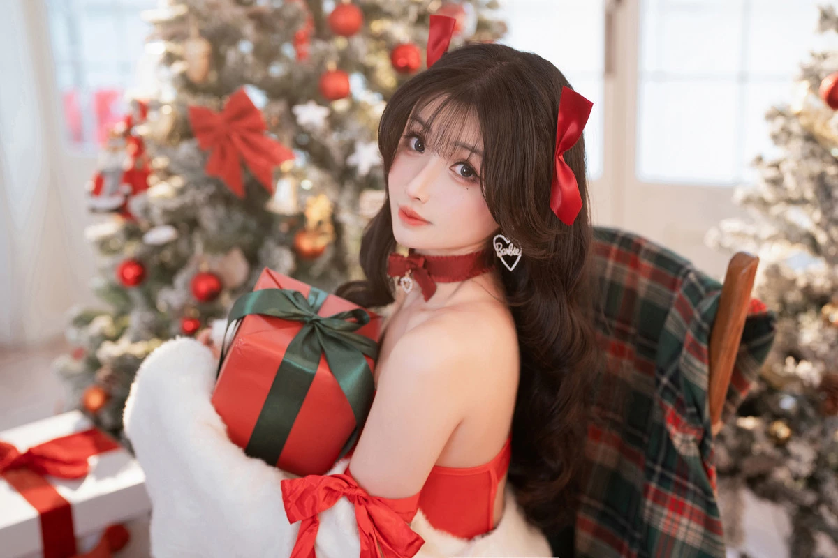 网络美女rioko凉凉子圣诞礼物主题性感红色蕾丝情趣内衣配黑丝吊袜秀丰满身材诱惑写真51P