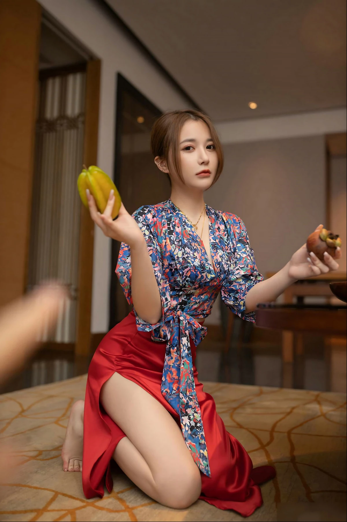 秀人模特鱼子酱蜜甜果原版主题性感花色上衣配红色高开长裙秀曼妙身姿诱惑写真116P