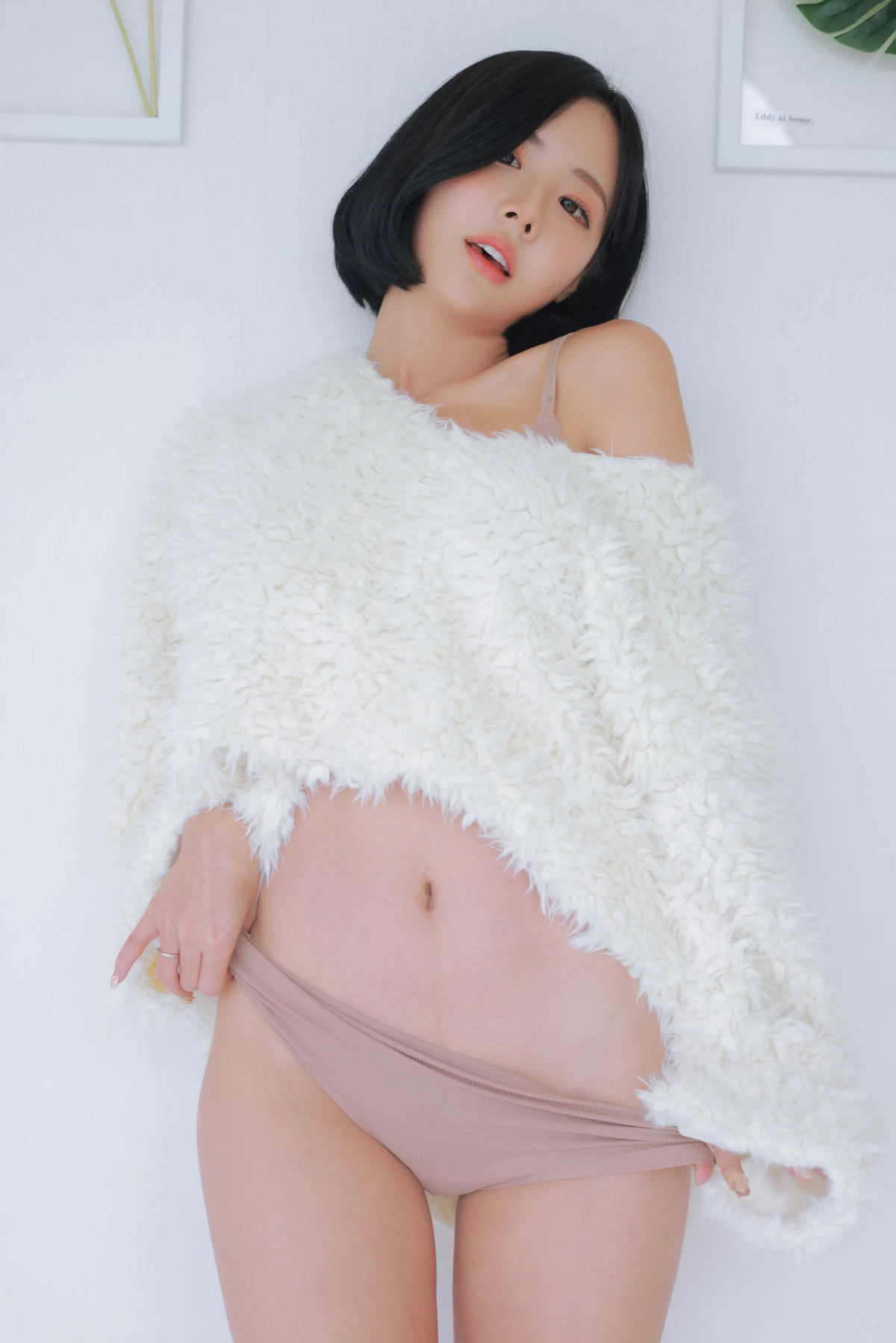 韩国美女模特Habin内衣和视频04主题性感白色绒毛披风秀完美身材迷人诱惑写真76P