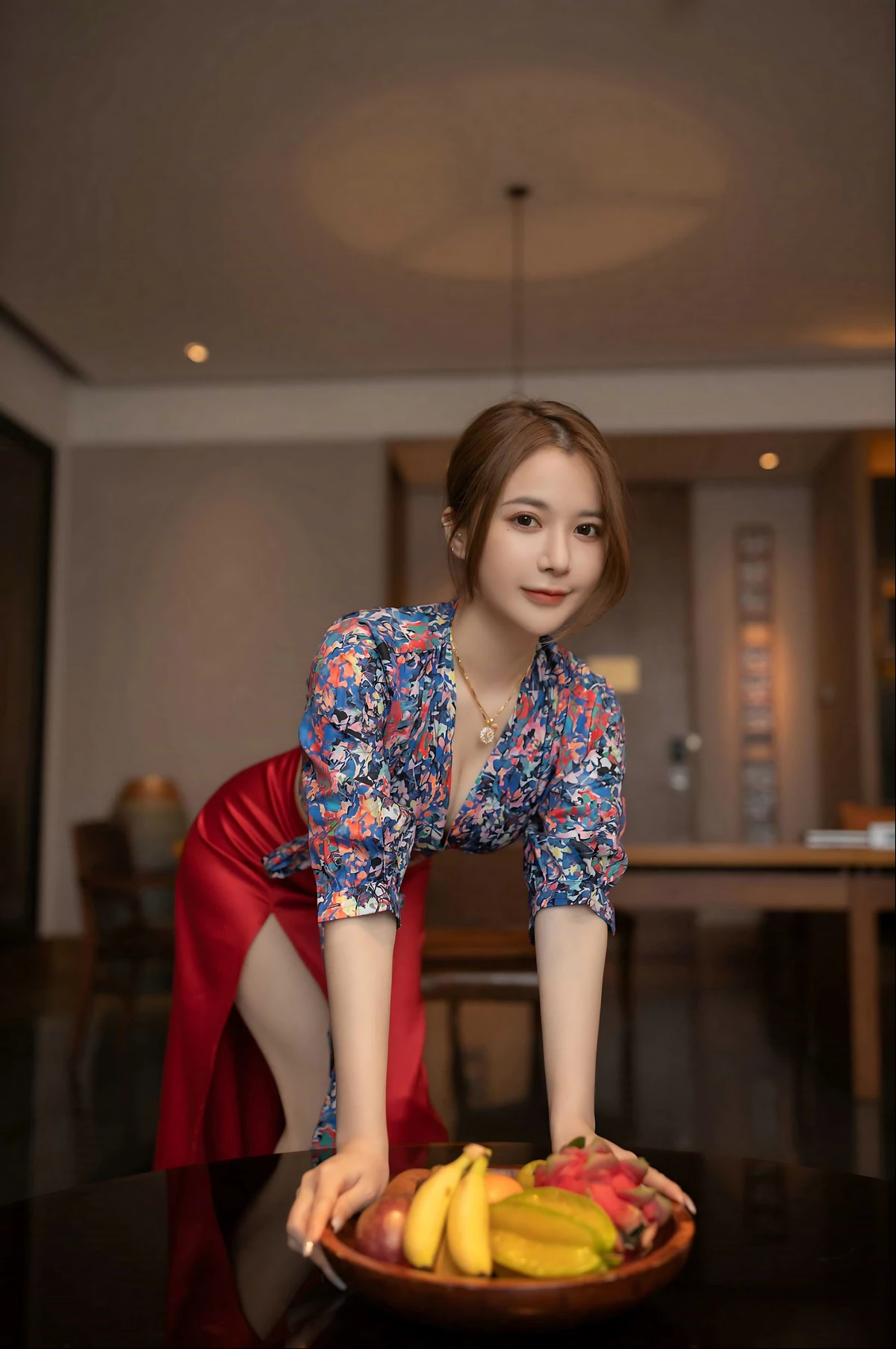 秀人模特鱼子酱蜜甜果原版主题性感花色上衣配红色高开长裙秀曼妙身姿诱惑写真116P