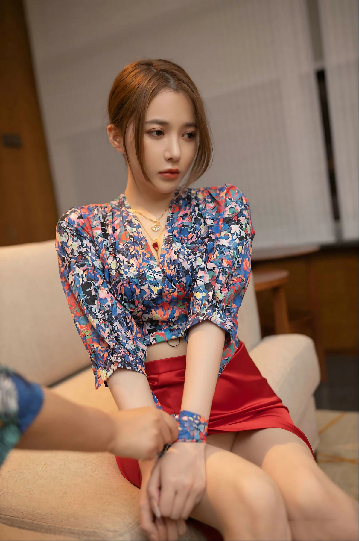秀人模特鱼子酱蜜甜果原版主题性感花色上衣配红色高开长裙秀曼妙身姿诱惑写真116P