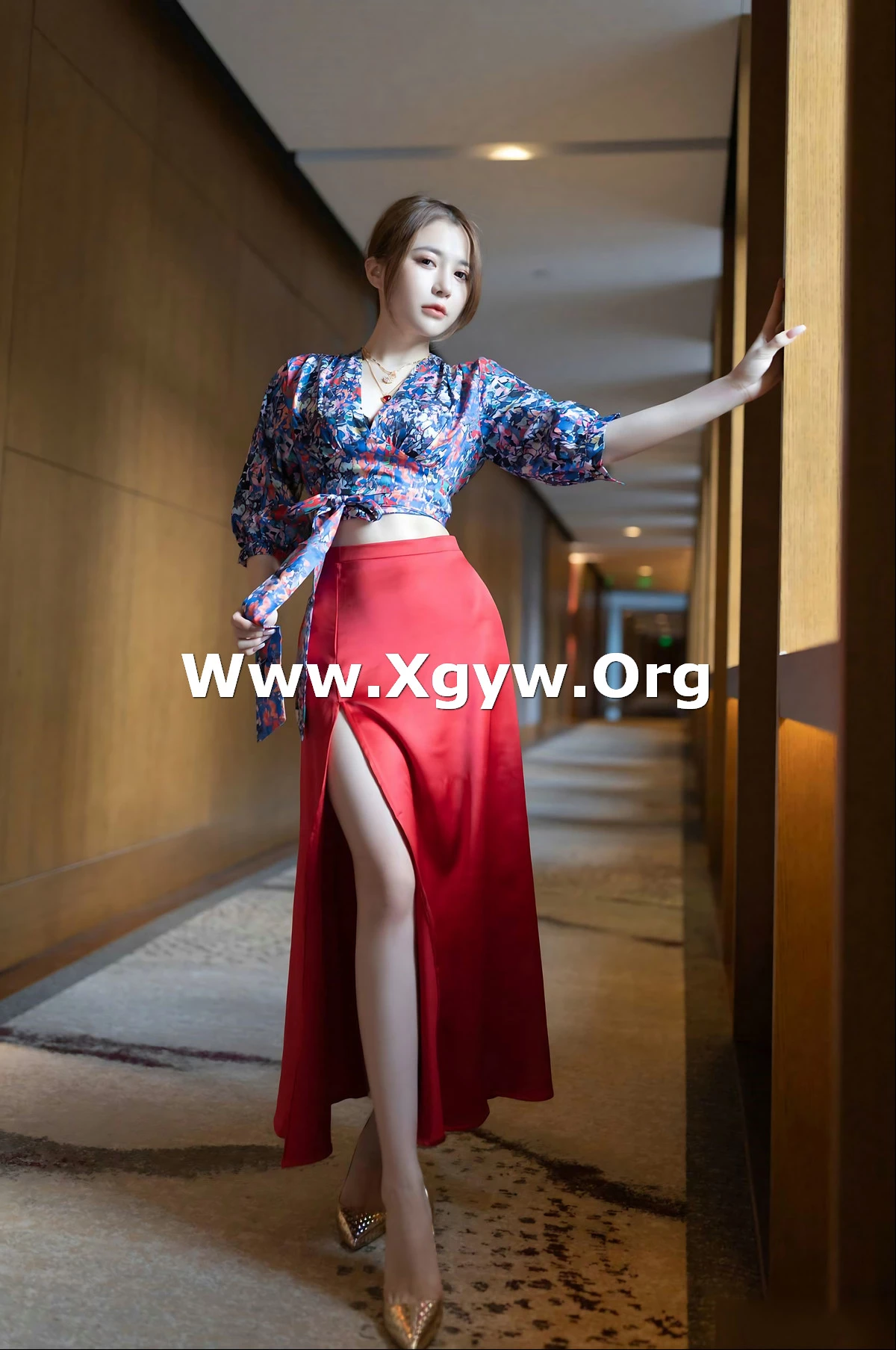 秀人模特鱼子酱蜜甜果原版主题性感花色上衣配红色高开长裙秀曼妙身姿诱惑写真116P