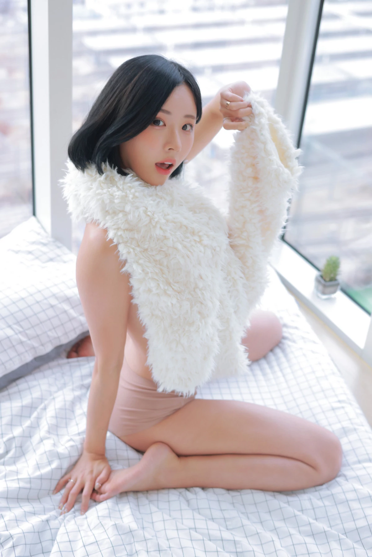 韩国美女模特Habin内衣和视频04主题性感白色绒毛披风秀完美身材迷人诱惑写真76P