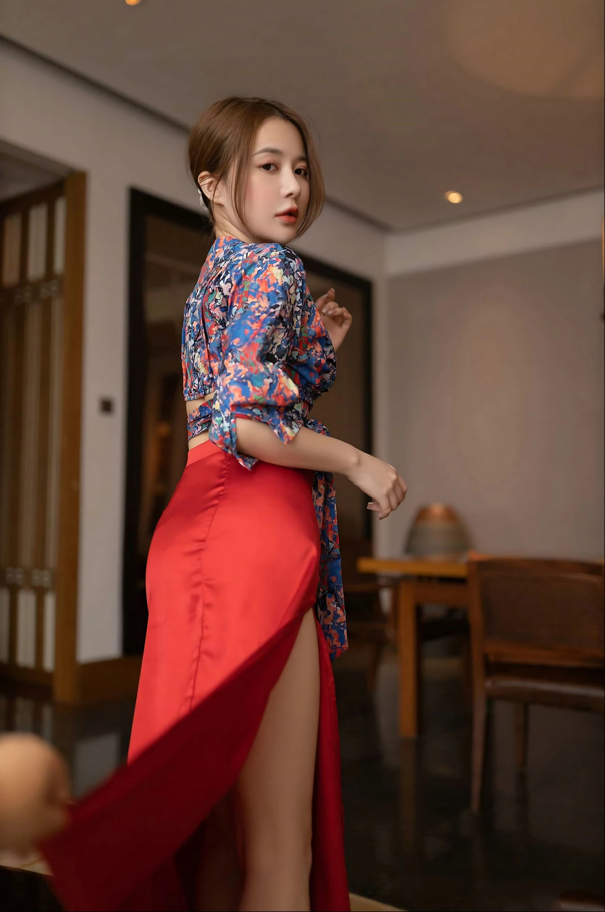 秀人模特鱼子酱蜜甜果原版主题性感花色上衣配红色高开长裙秀曼妙身姿诱惑写真116P