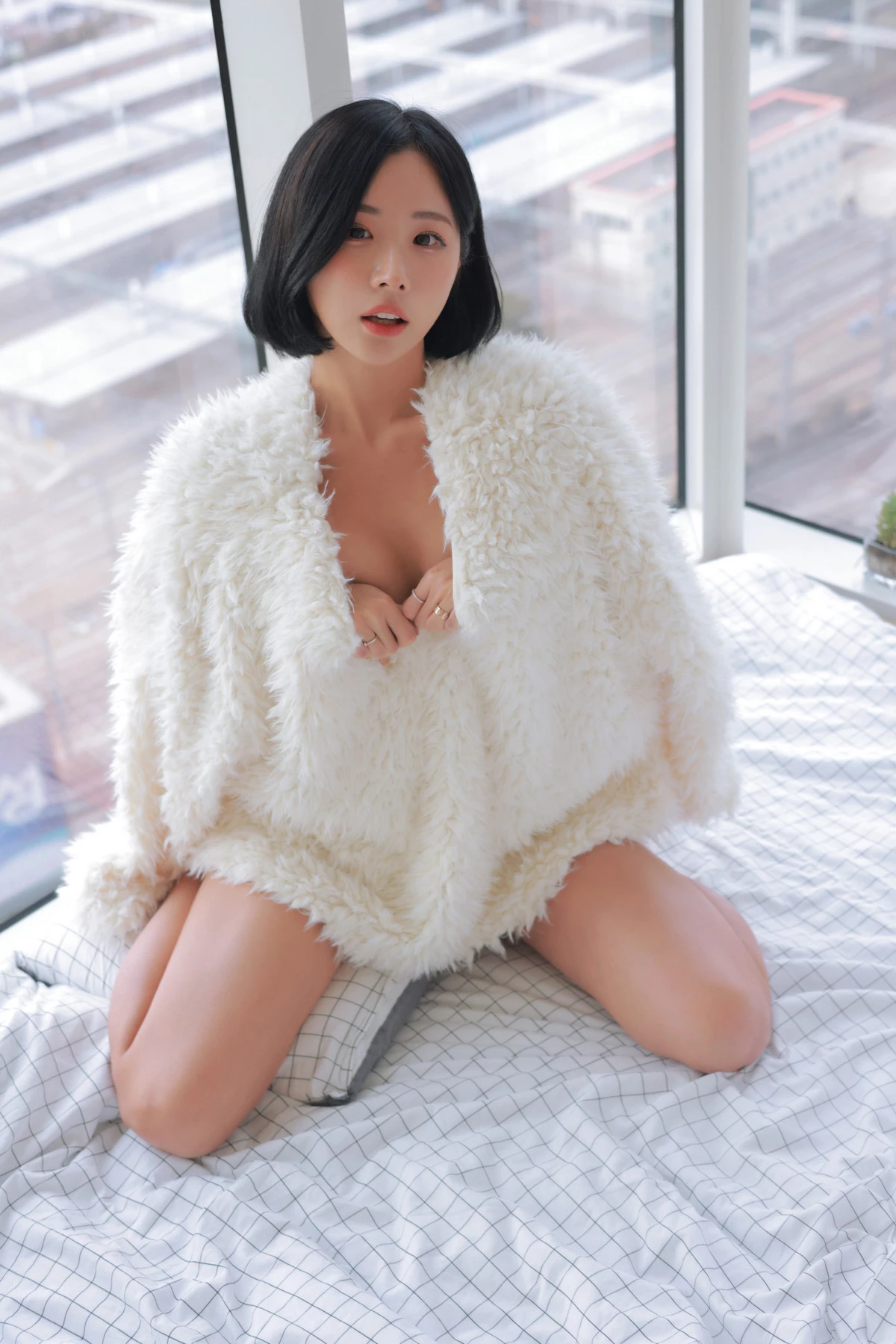 韩国美女模特Habin内衣和视频04主题性感白色绒毛披风秀完美身材迷人诱惑写真76P