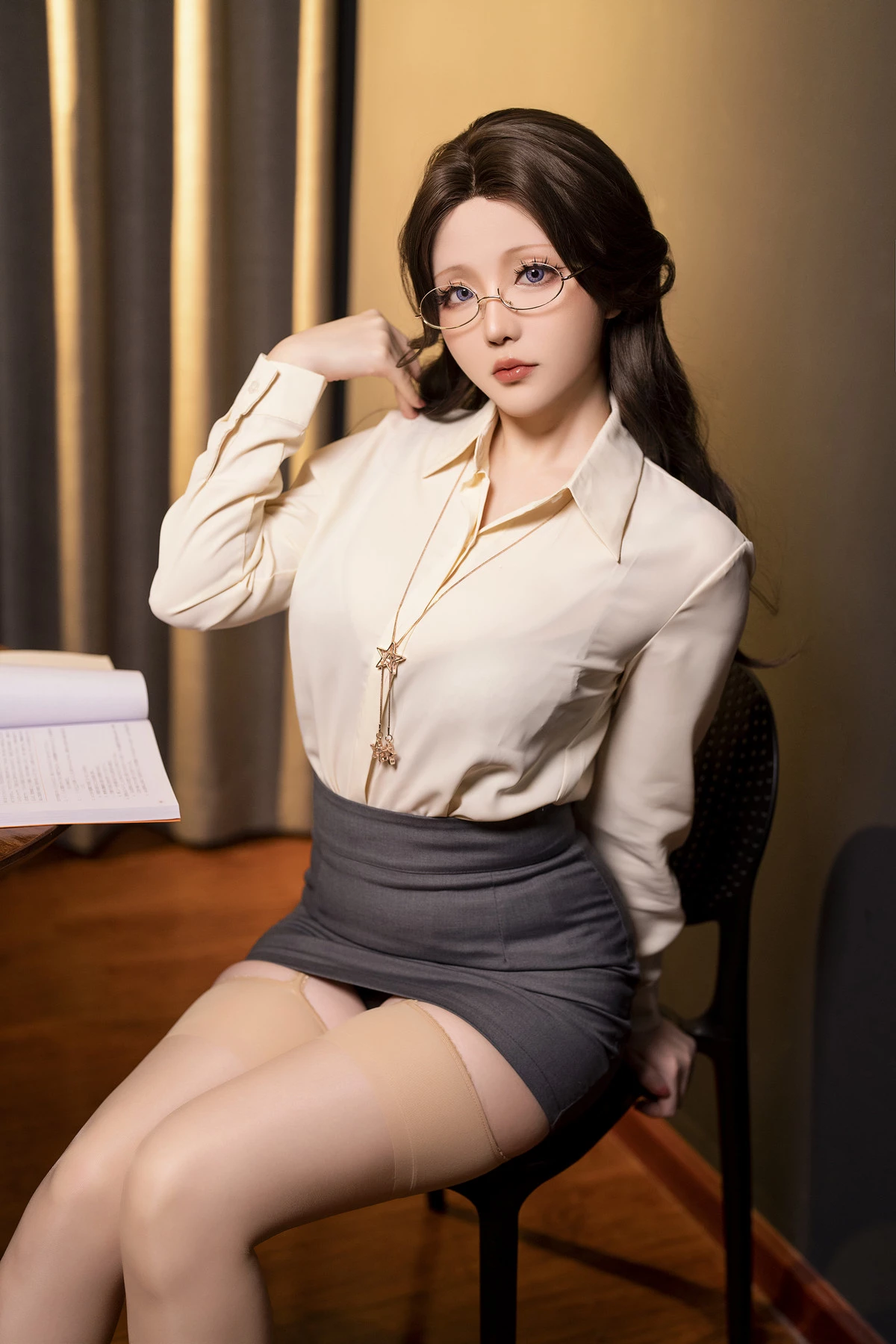 Coser小姐姐星之迟迟家庭教师的奖励时间主题浅色衬衫露黑色蕾丝内衣迷人诱惑写真180P