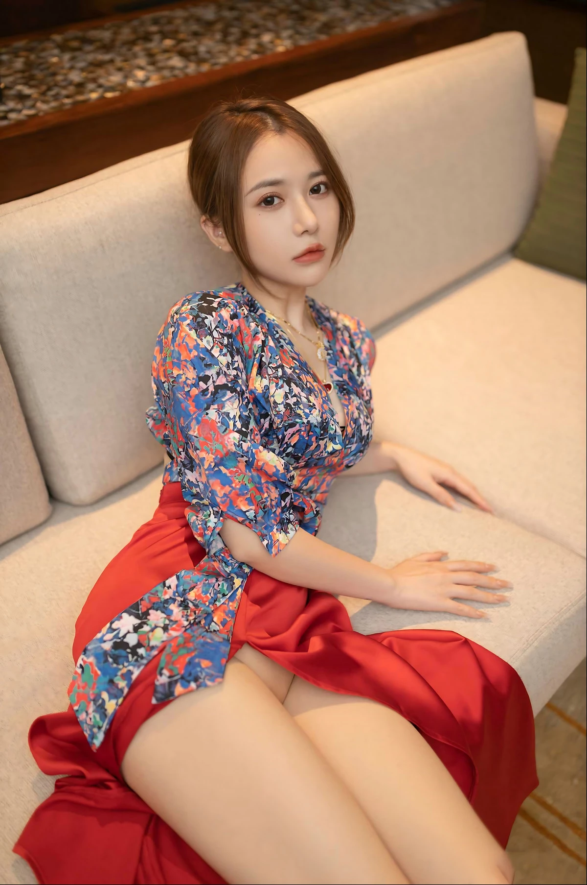 秀人模特鱼子酱蜜甜果原版主题性感花色上衣配红色高开长裙秀曼妙身姿诱惑写真116P