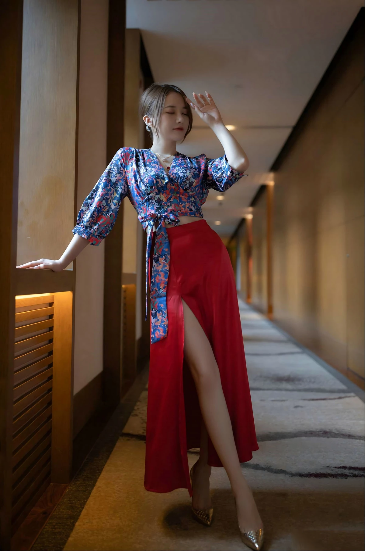 秀人模特鱼子酱蜜甜果原版主题性感花色上衣配红色高开长裙秀曼妙身姿诱惑写真116P