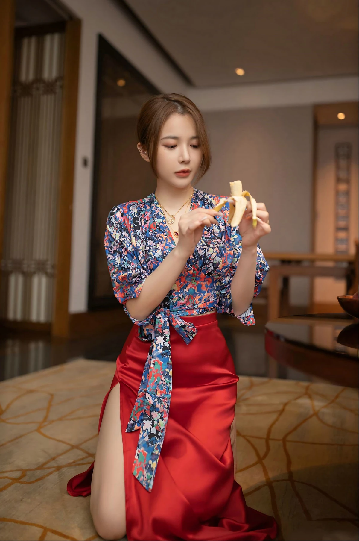 秀人模特鱼子酱蜜甜果原版主题性感花色上衣配红色高开长裙秀曼妙身姿诱惑写真116P
