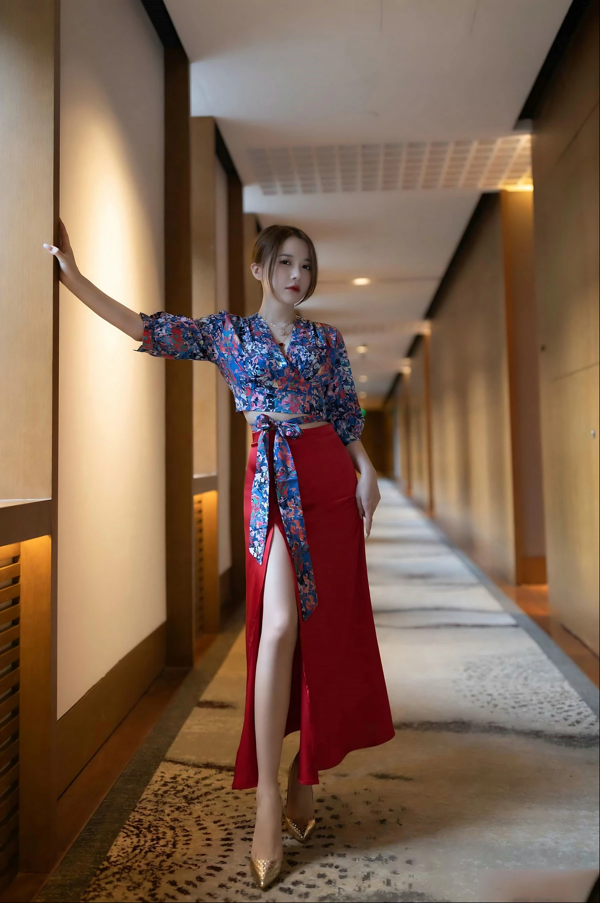秀人模特鱼子酱蜜甜果原版主题性感花色上衣配红色高开长裙秀曼妙身姿诱惑写真116P