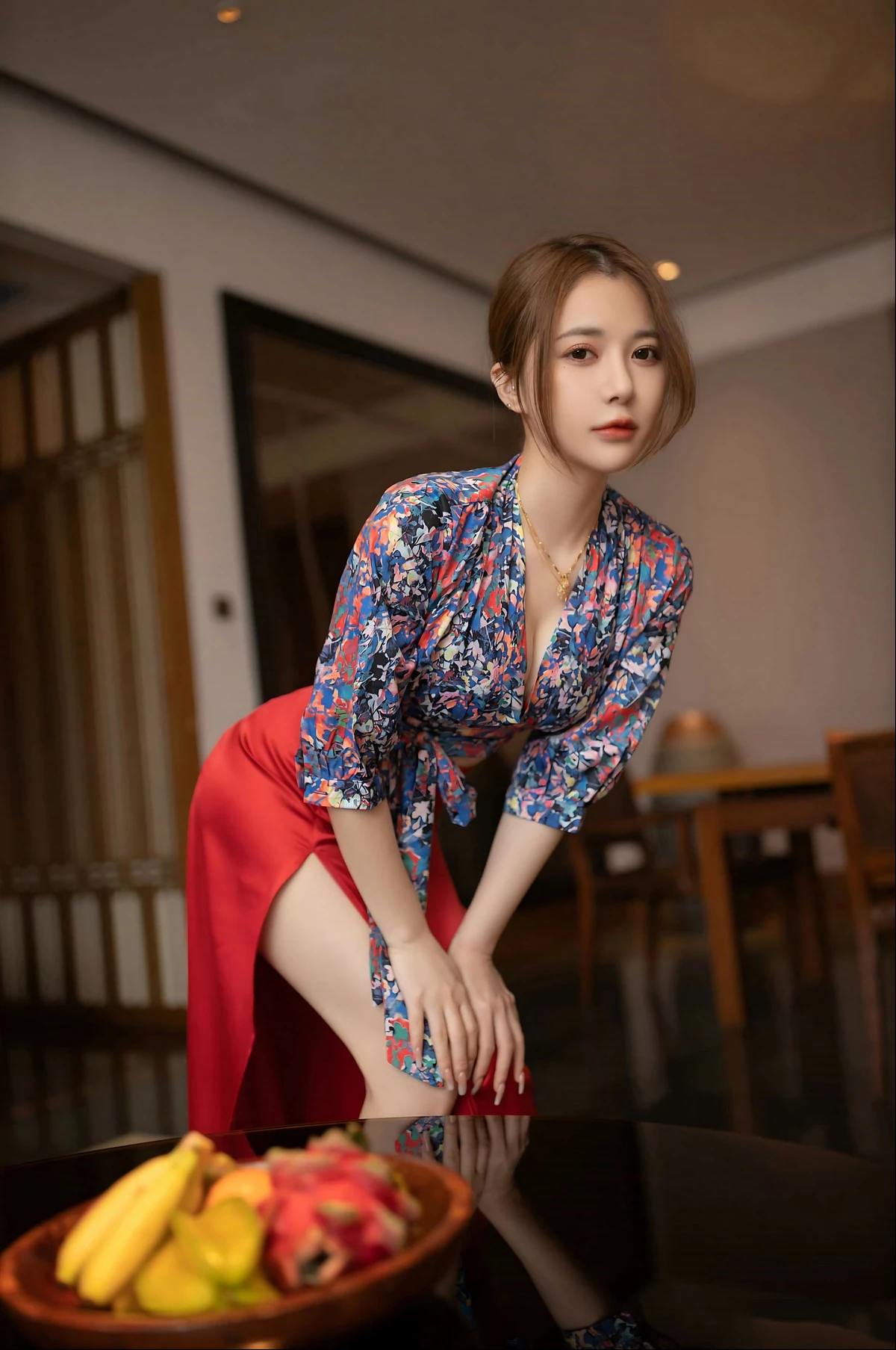 秀人模特鱼子酱蜜甜果原版主题性感花色上衣配红色高开长裙秀曼妙身姿诱惑写真116P
