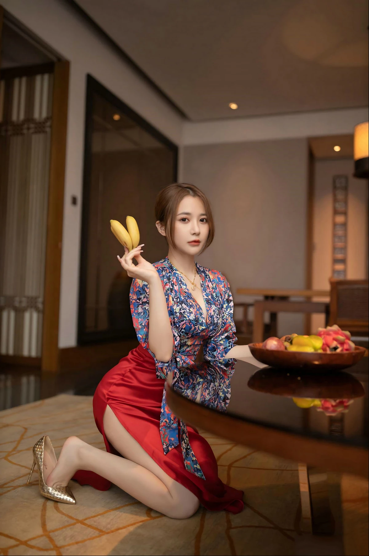 秀人模特鱼子酱蜜甜果原版主题性感花色上衣配红色高开长裙秀曼妙身姿诱惑写真116P