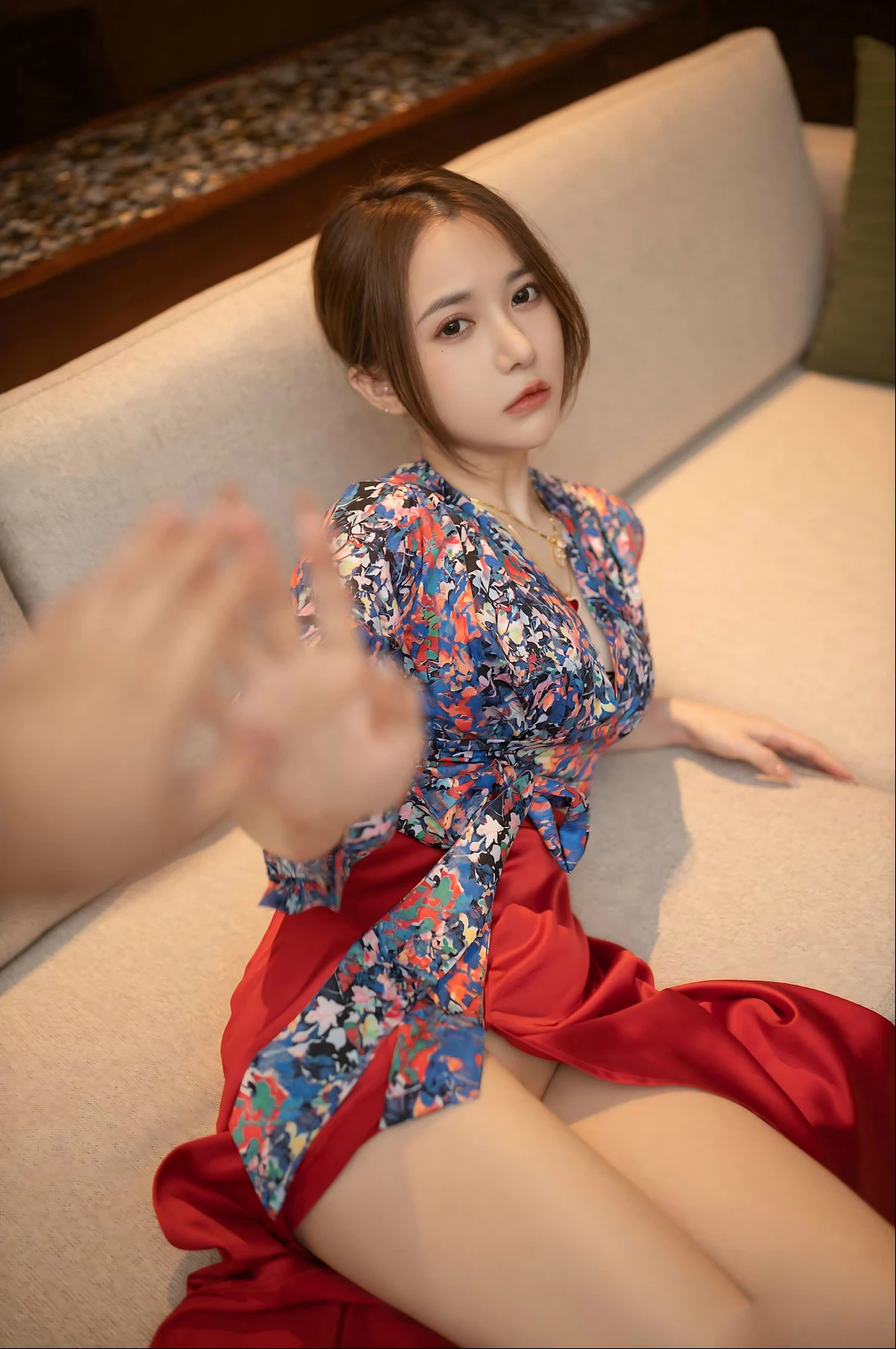 秀人模特鱼子酱蜜甜果原版主题性感花色上衣配红色高开长裙秀曼妙身姿诱惑写真116P
