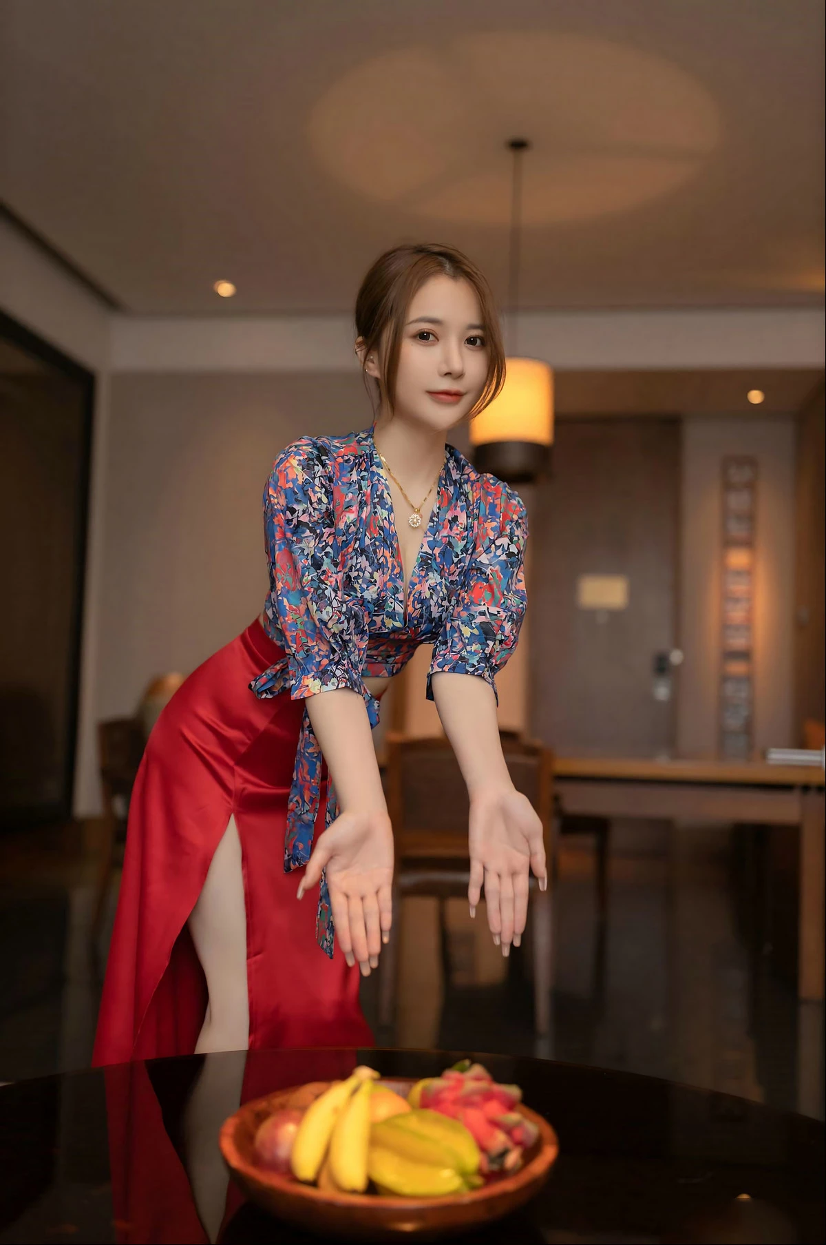 秀人模特鱼子酱蜜甜果原版主题性感花色上衣配红色高开长裙秀曼妙身姿诱惑写真116P